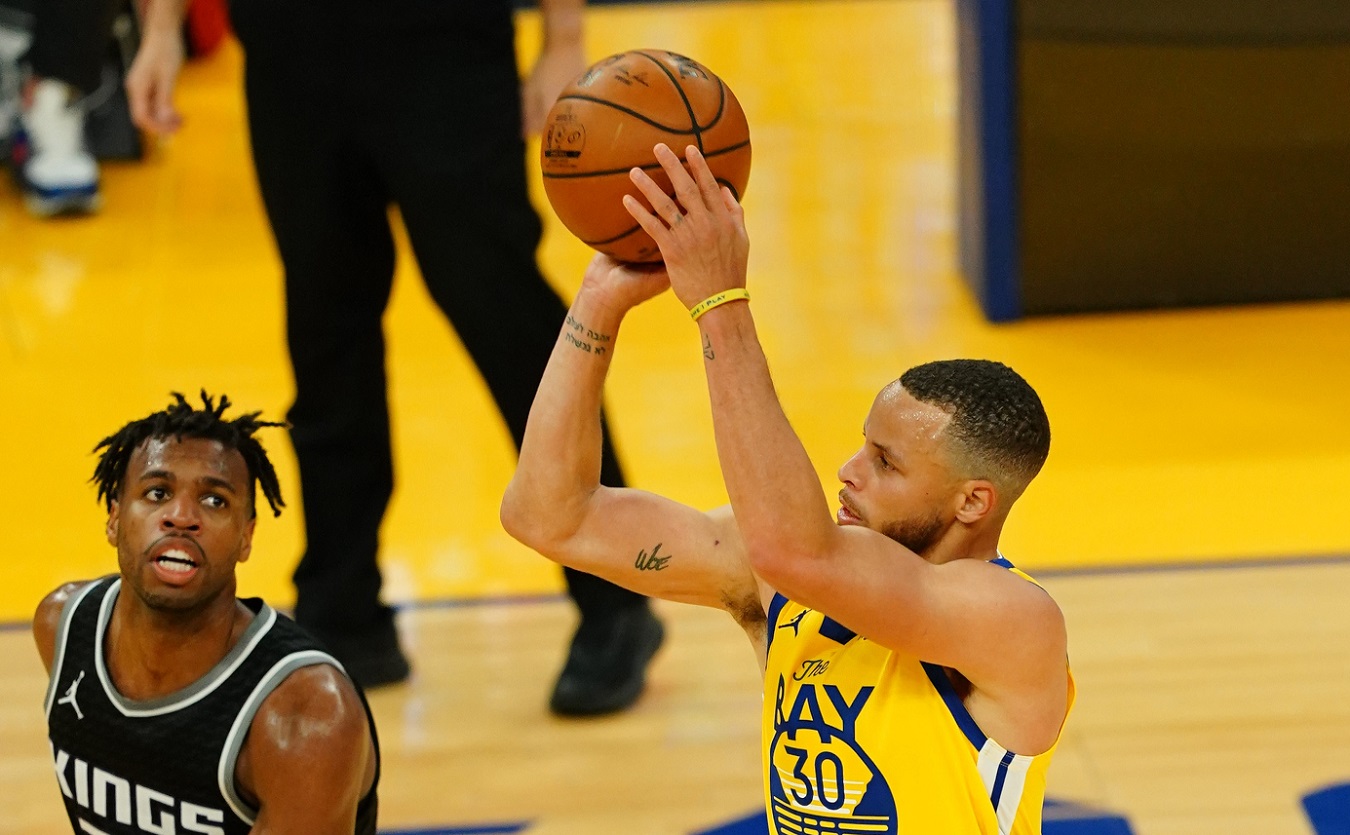 Stephen Curry shoots a 3-pointer against the Sacramento Kings on April 25, 2021.