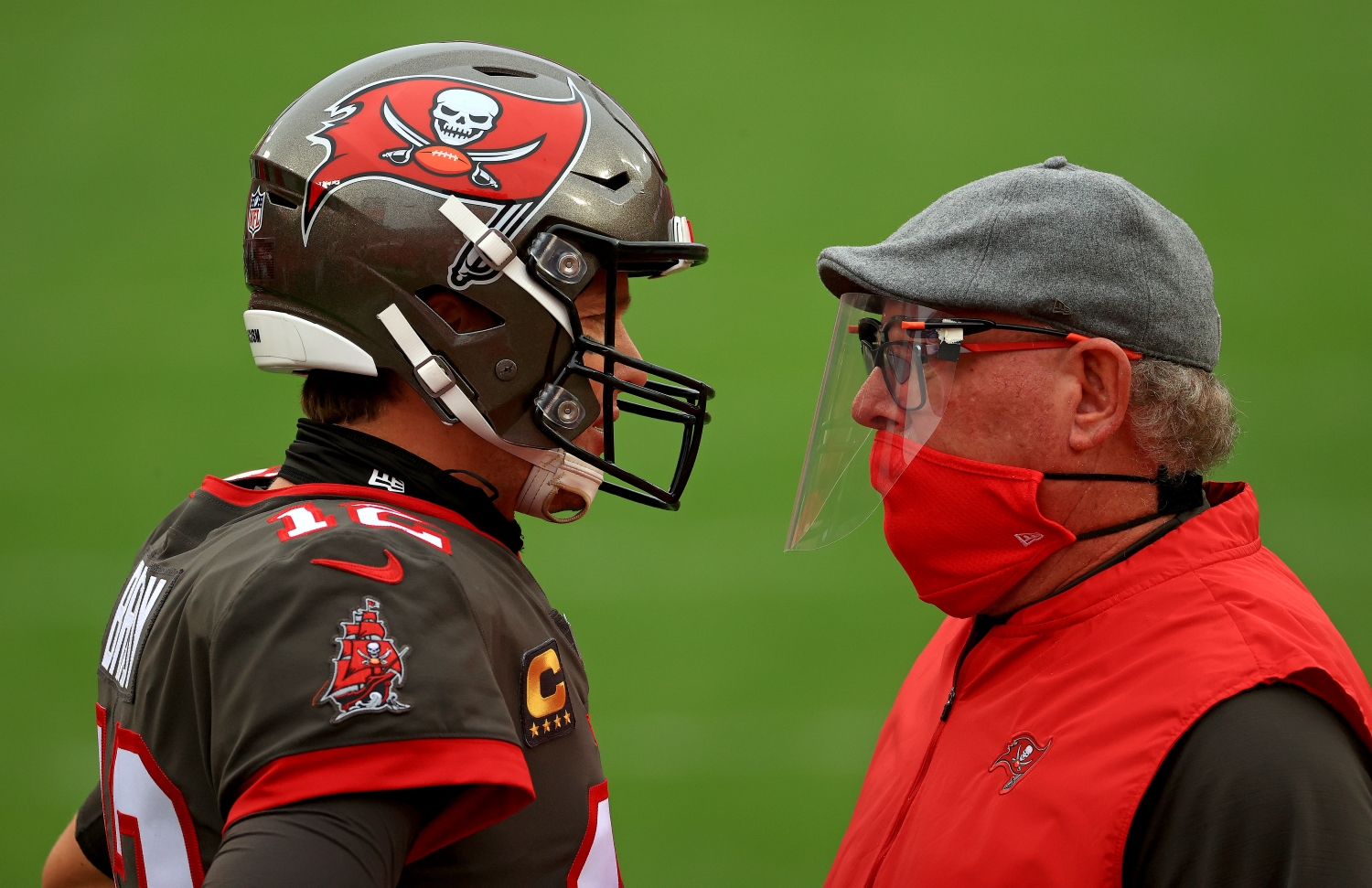 Tom Brady talks to Buccaneers head coach Bruce Arians during a game.