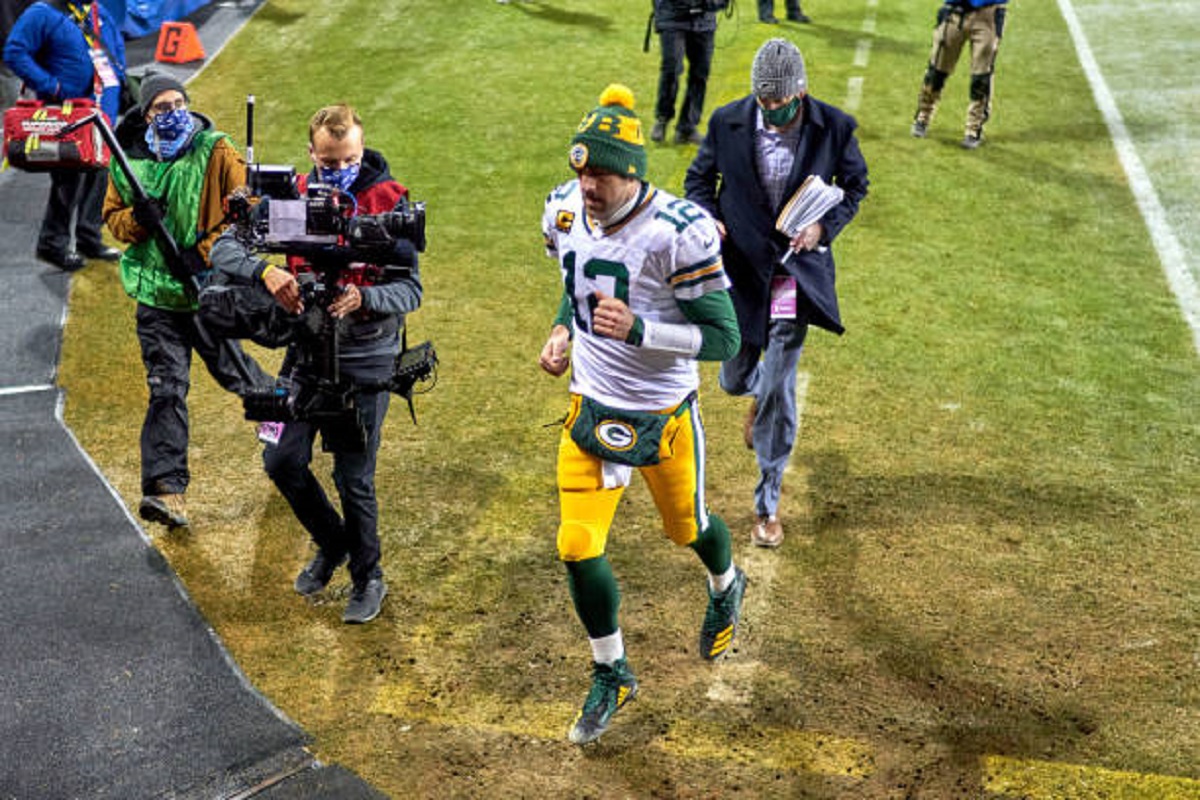 Aaron Rodgers jogging off the field in Chicago