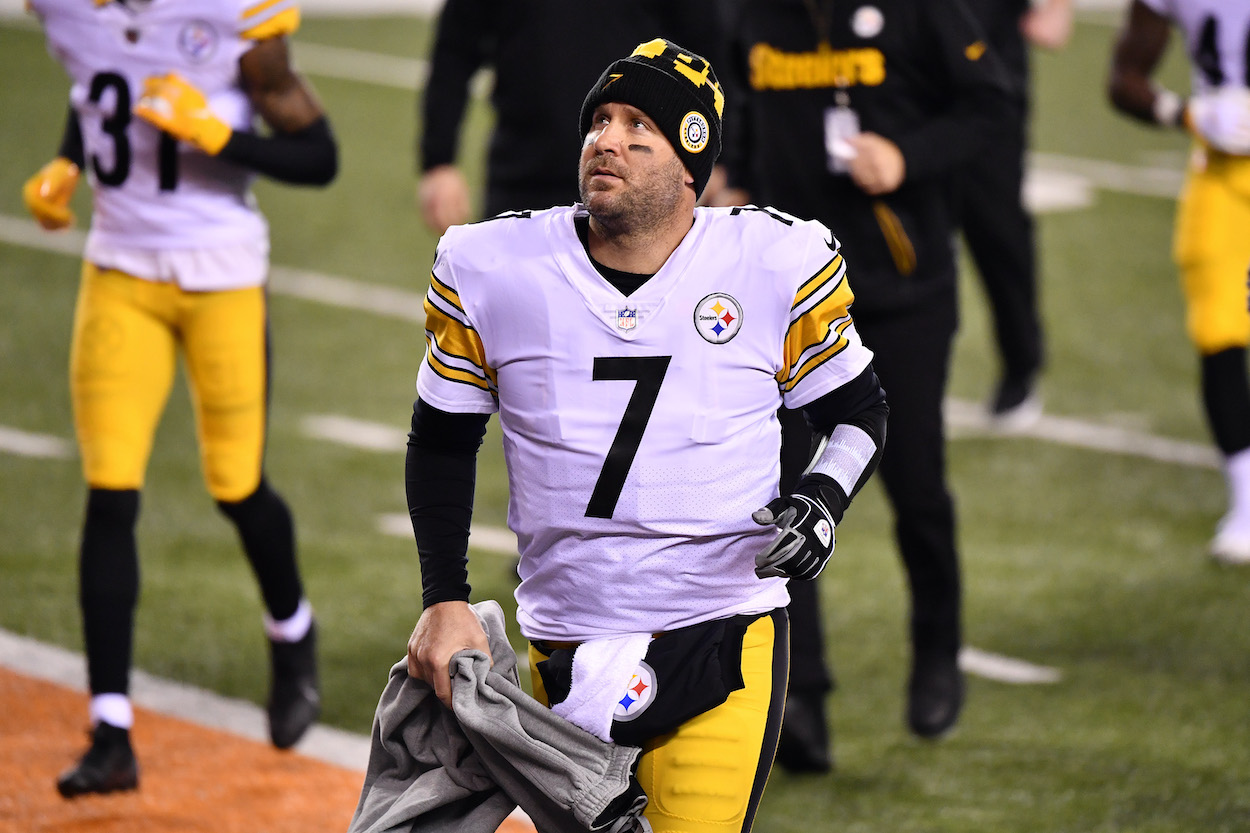 Ben Roethlisberger of the Pittsburgh Steelers jogs to the locker room during halftime at Paul Brown Stadium on December 21, 2020 in Cincinnati, Ohio.