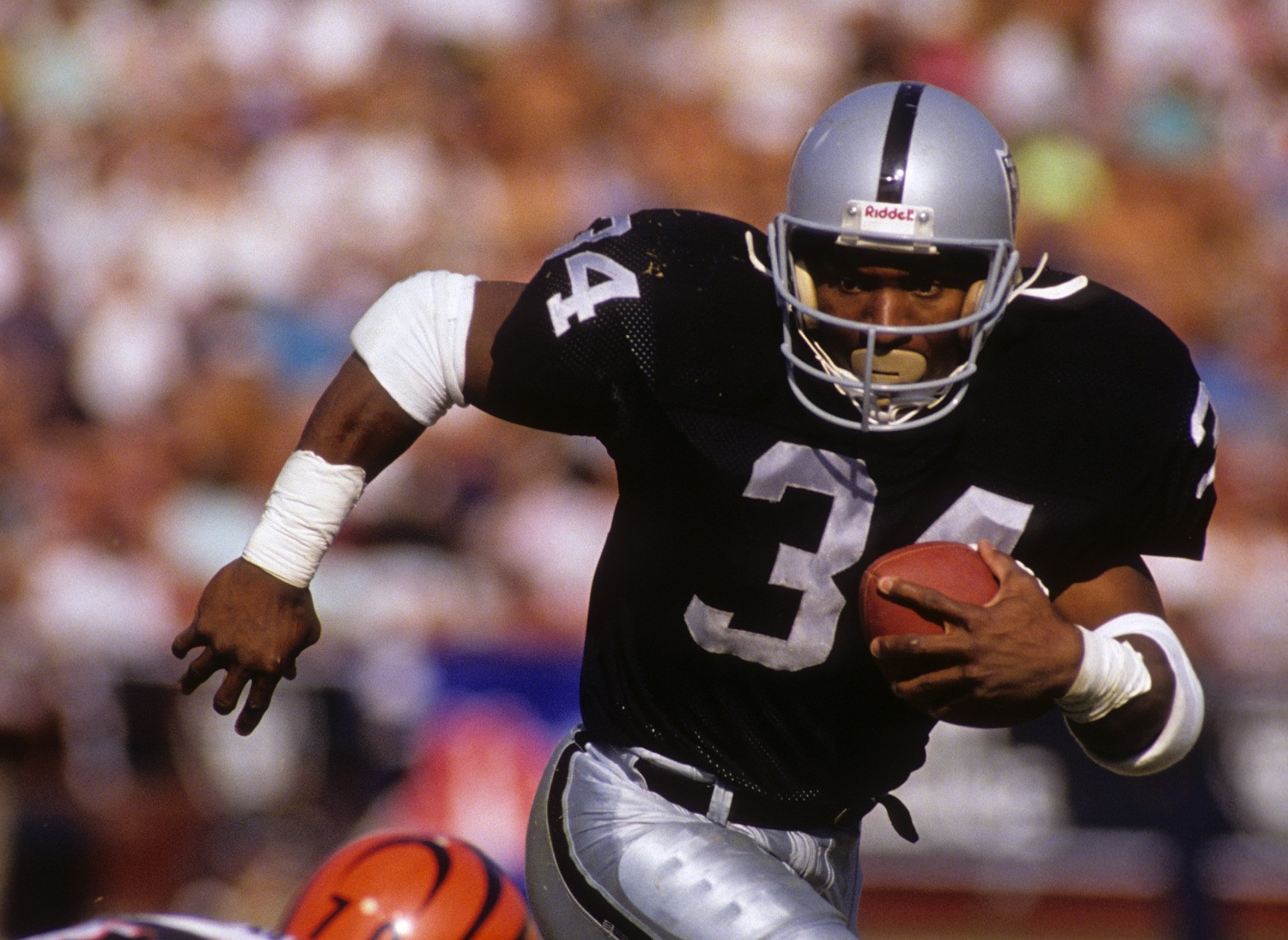 Bo Jackson of the Los Angeles Raiders runs with the ball against the Cincinnati Bengals in an NFL game on Nov. 5, 1989.