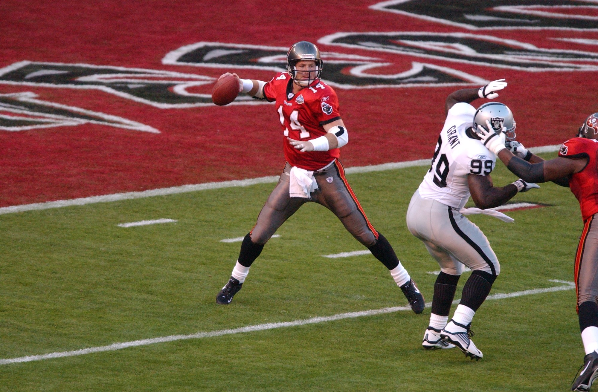 Brad Johnson throws a pass during Super Bowl 37.