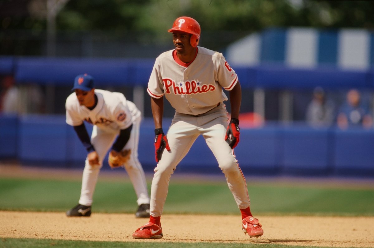 Doug Glanville of the Philadelphia Phillies runs against the Mets in 2001
