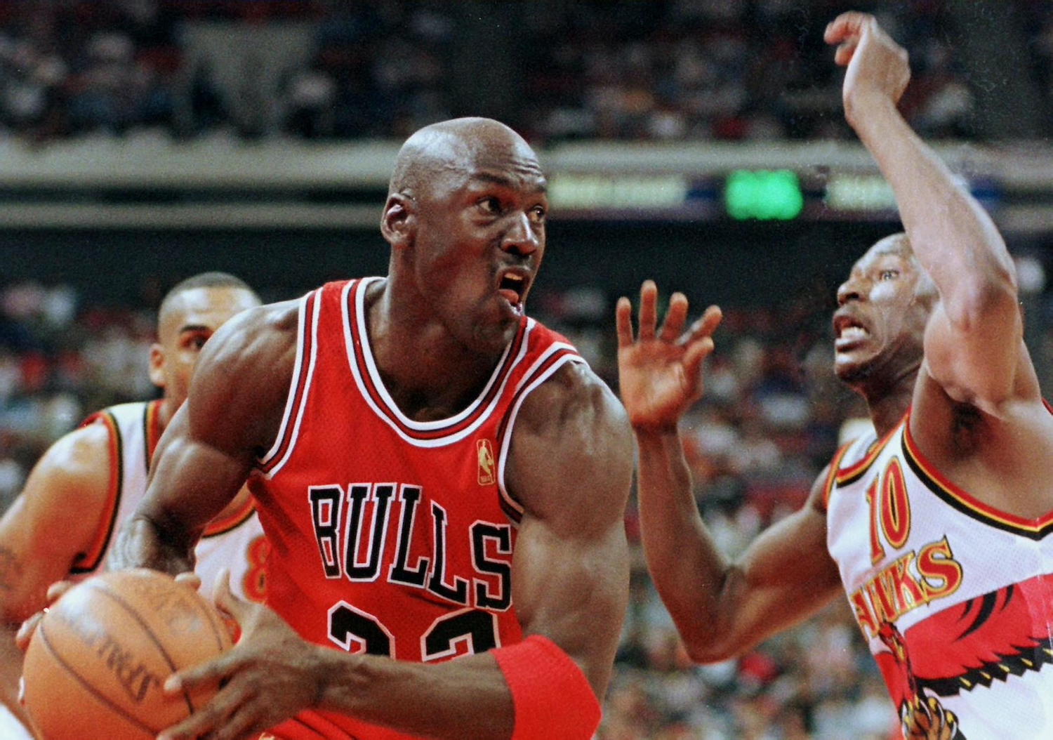 Michael Jordan drives to the rim during a 1997 Chicago Bulls game.