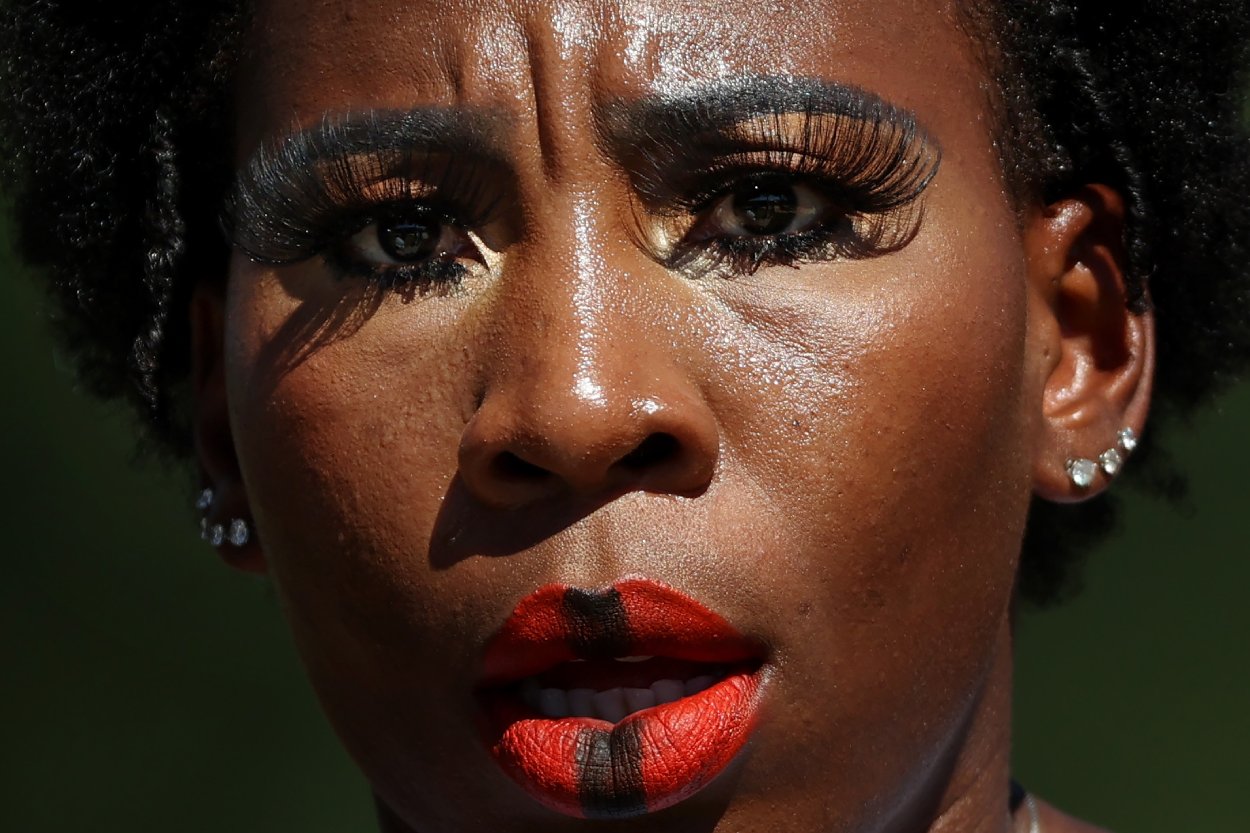 Olympian Gwen Berry Joked About Rape And Mocked The Chinese Community In Problematic Old Tweets Olympian Gwen Berry Joked About Rape And Mocked The Chinese Community In Problematic Old Tweets