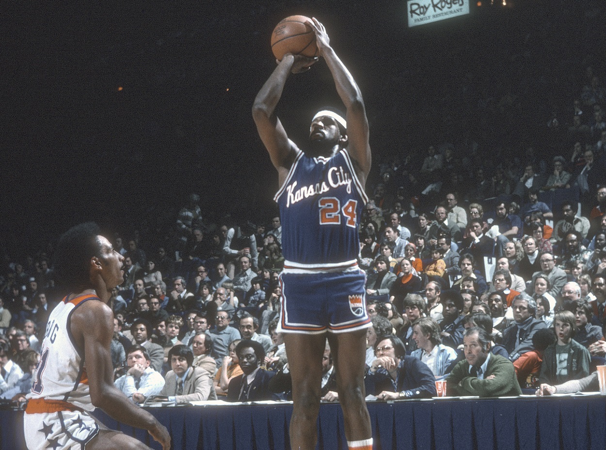 Jimmy Walker shoots over former Pistons teammate Dave Bing during a Kings-Bullets matchup in 1975