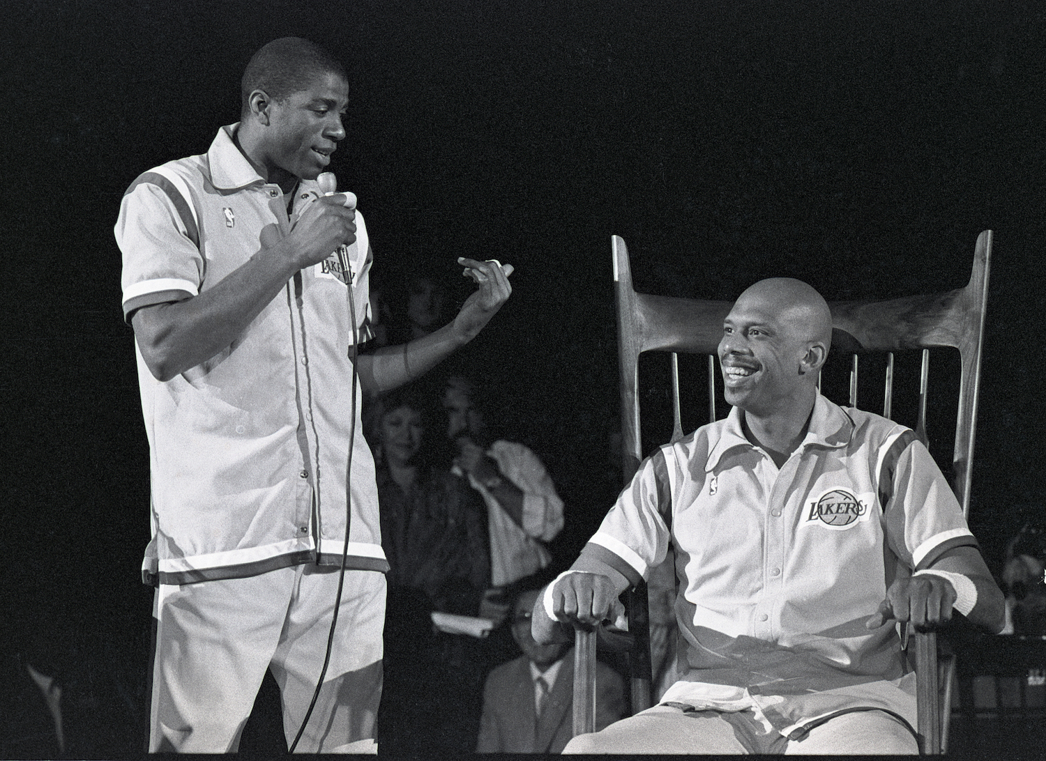 Magic Johnson (L) honors Kareem Abdul-Jabbar (R) ahead of his 1989 retirement.
