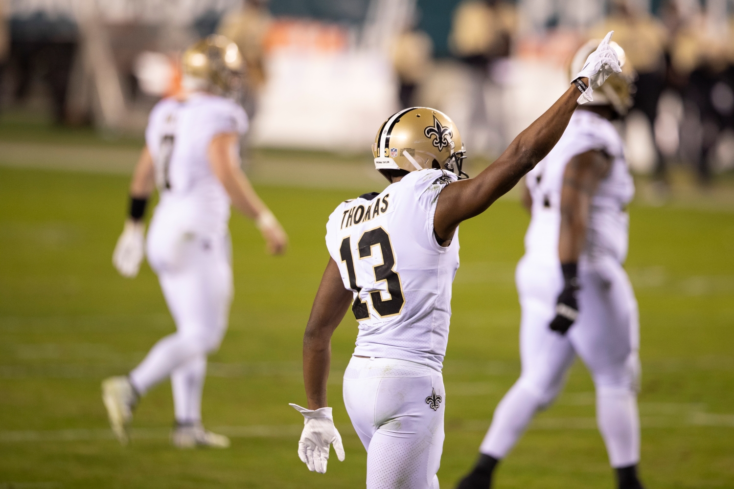New Orleans Saints WR Michael Thomas extends his right arm to make the first down signal.