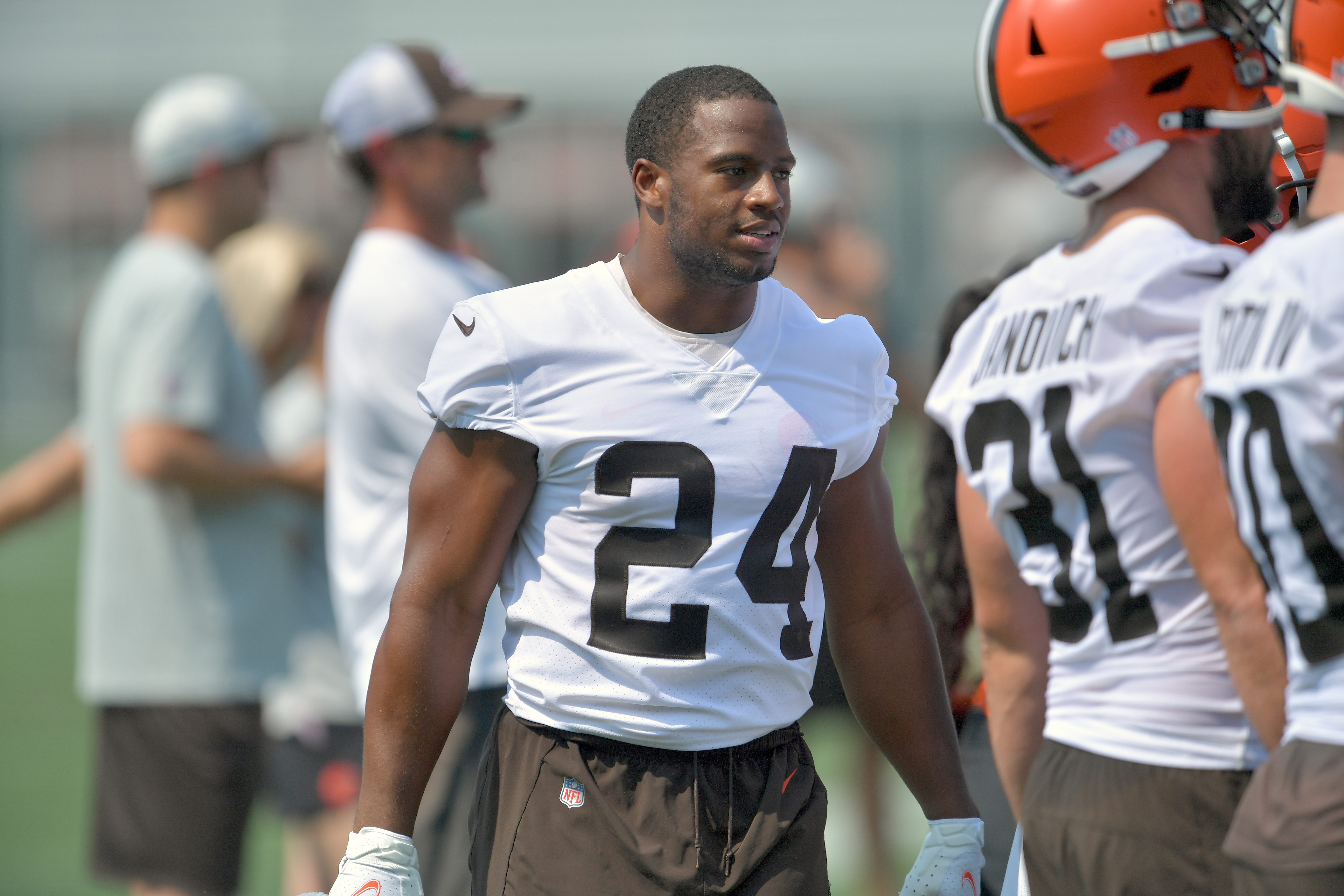 Cleveland Browns running back Nick Chubb warms up during training camp