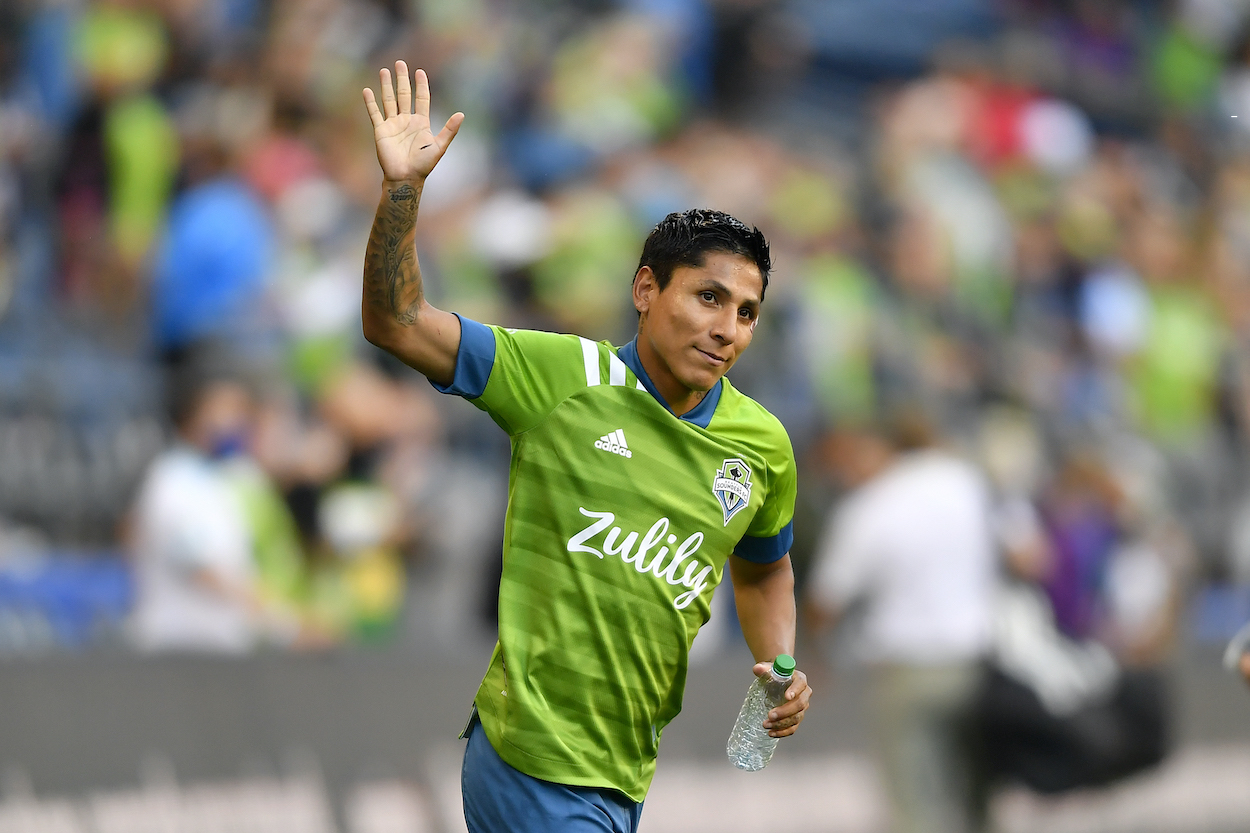 Raul Ruidiaz waves to crowd