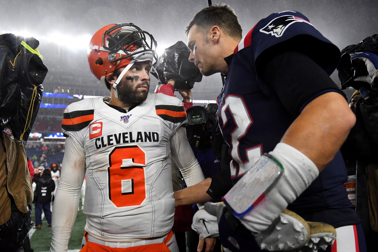Browns QB Baker Mayfield speaks to Tom Brady after a game.