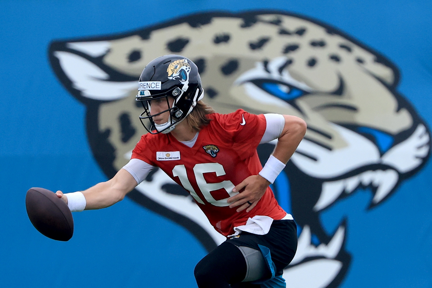 the-jacksonville-jaguars-just-put-trevor-lawrence-s-future-at-risk-with-a-business-decision-that