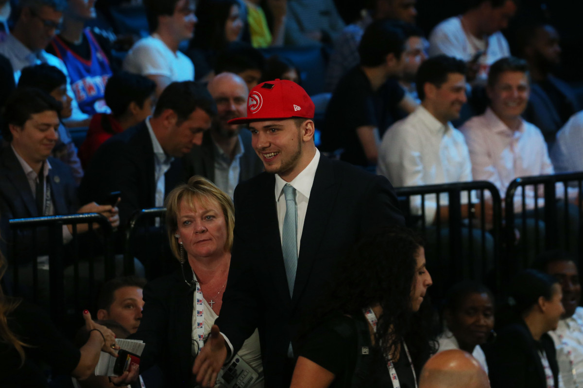Luka Dončić wears the wrong team's hat at the 2018 NBA Draft
