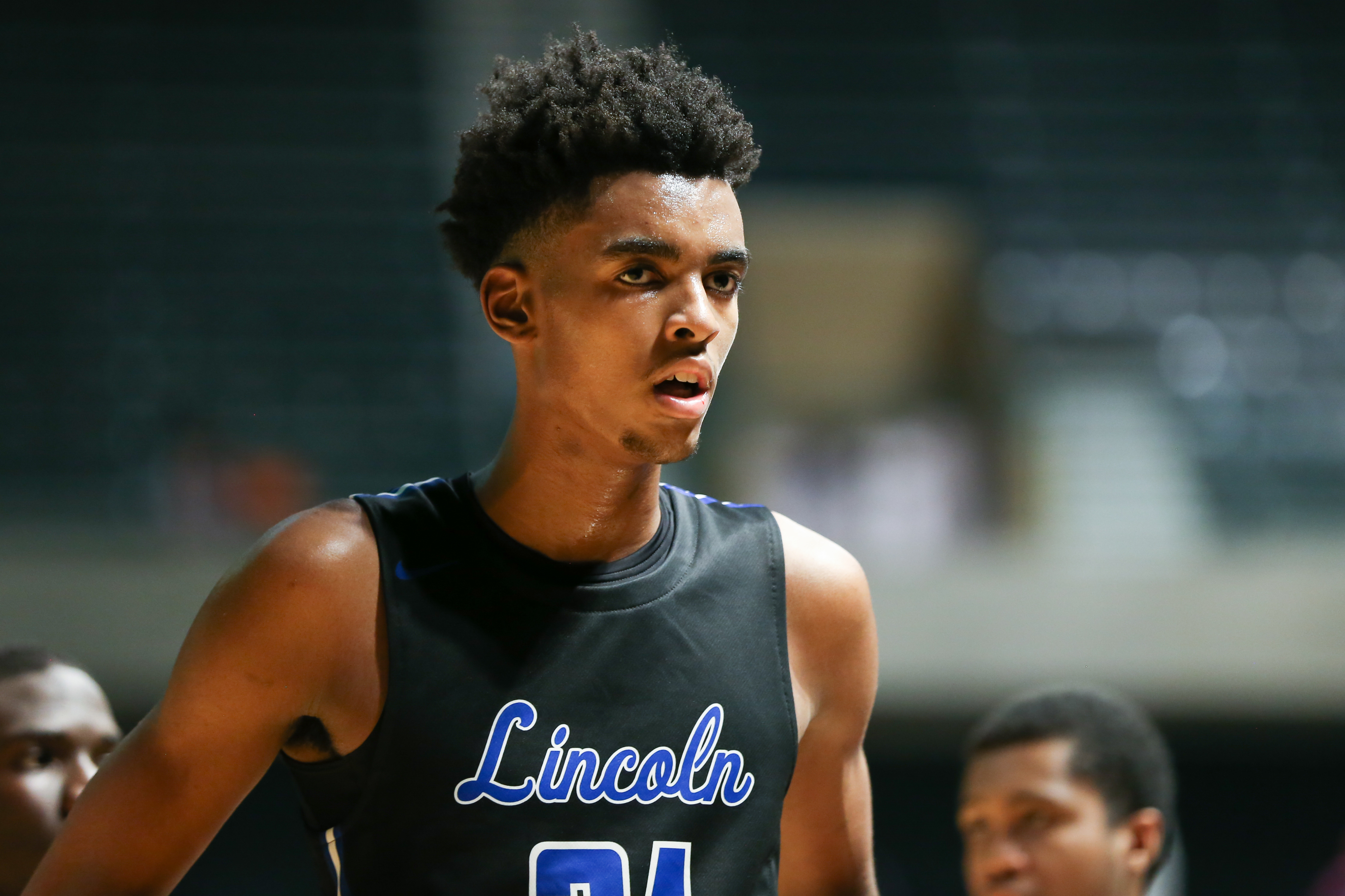 Penny Hardaway recruit Emoni Bates on the floor at high school basketball game