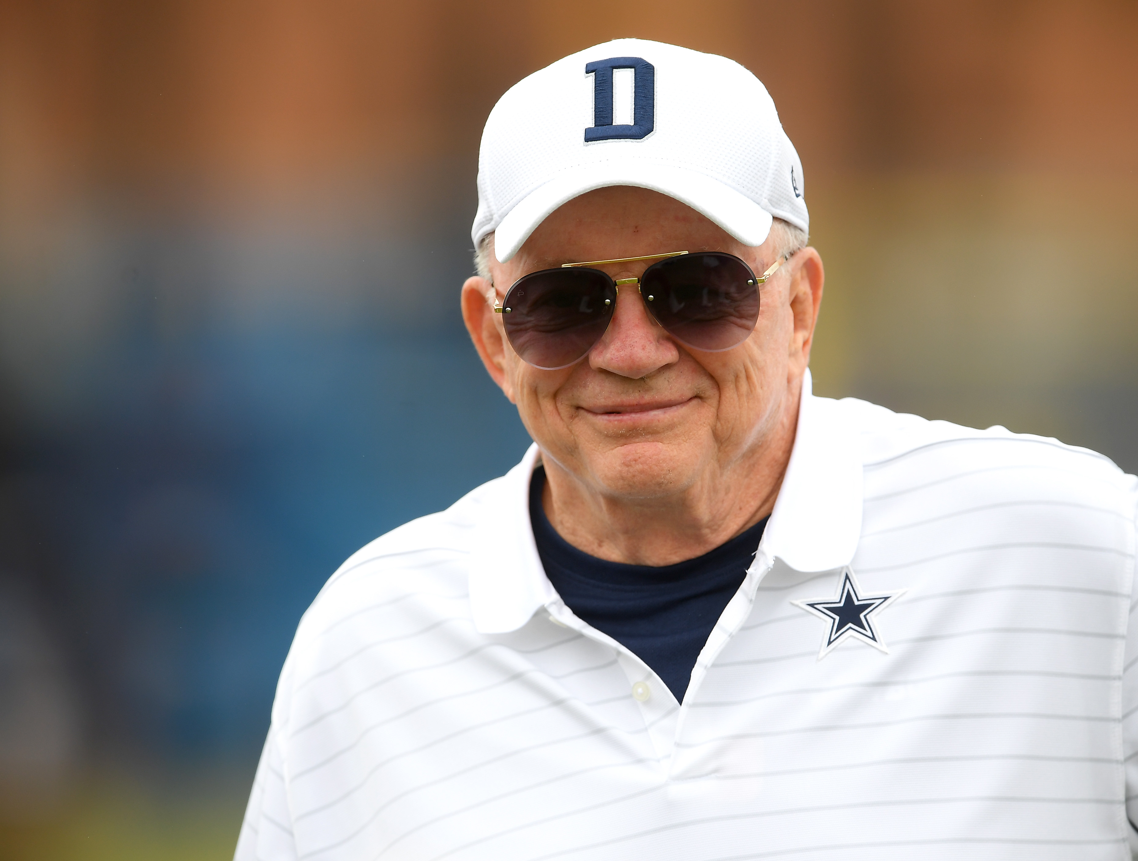 Cowboys owner Jerry Jones welcomes fans to training camp