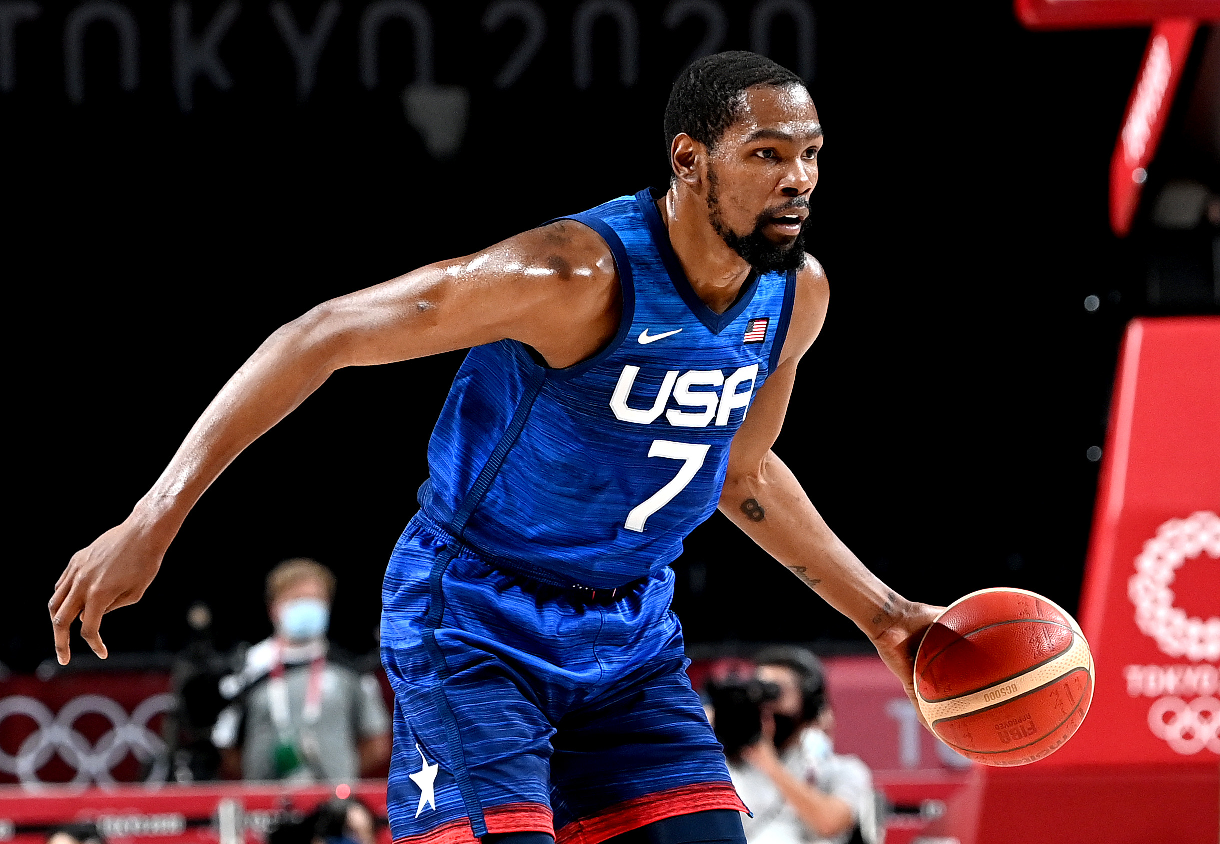 Kevin Durant sizes up a defender during Team USA's win over Spain at the 2020 Tokyo Olympics