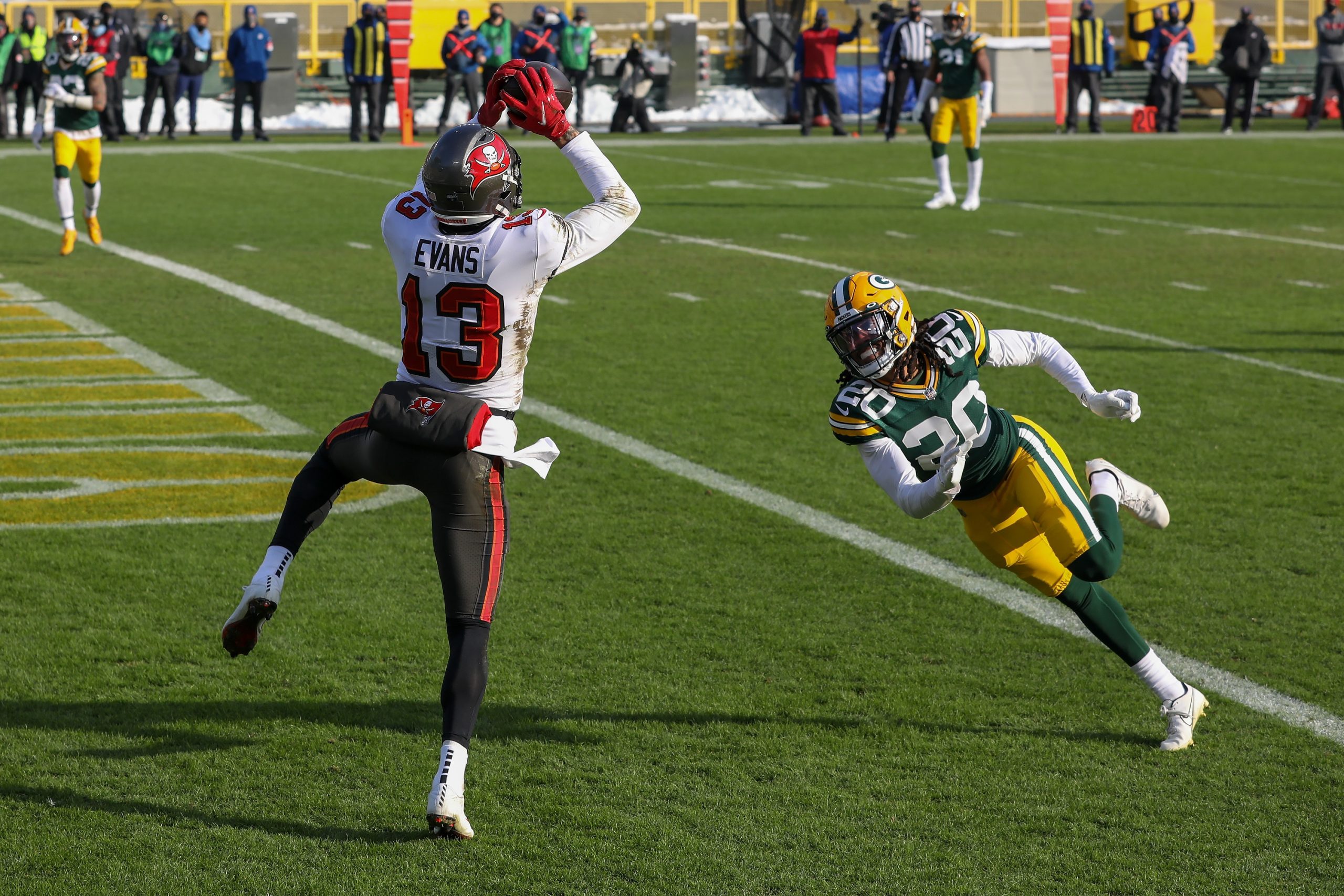 Mike Evans of the Tampa Bay Buccaneers catches a touchdown pass against Kevin King of the Green Bay Packers.