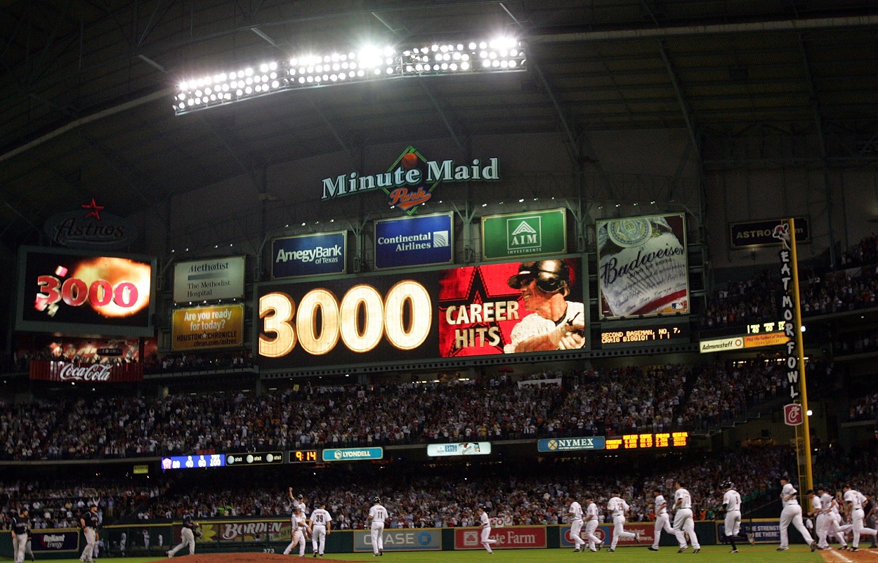 Craig Biggio celebrates after joining the MLB 3,000 hits club in June 2007