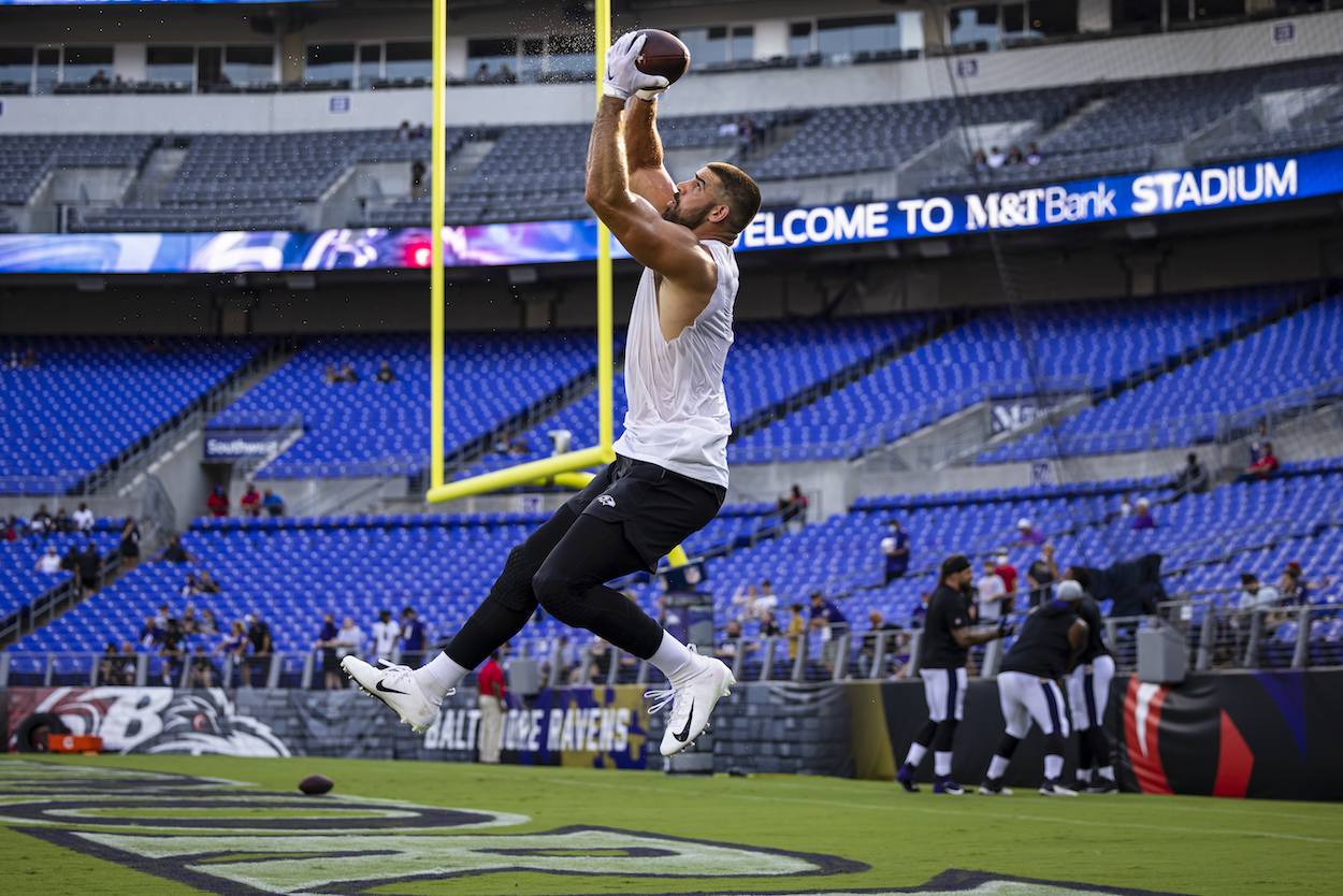Baltimore Ravens tight end Mark Andrews warms up before preseason game