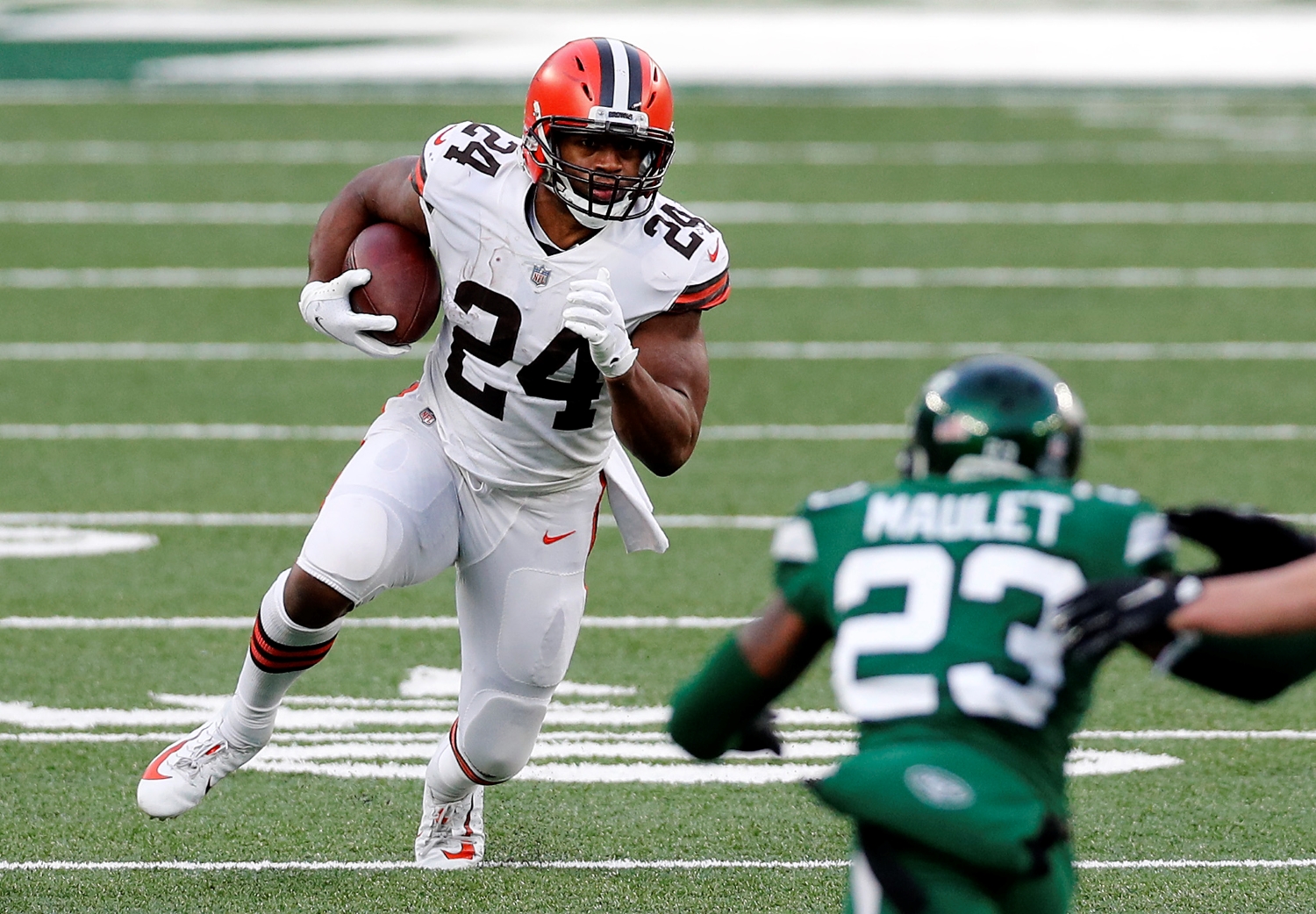 Cleveland Browns running back Nick Chubb carries the ball against the New York Jets.