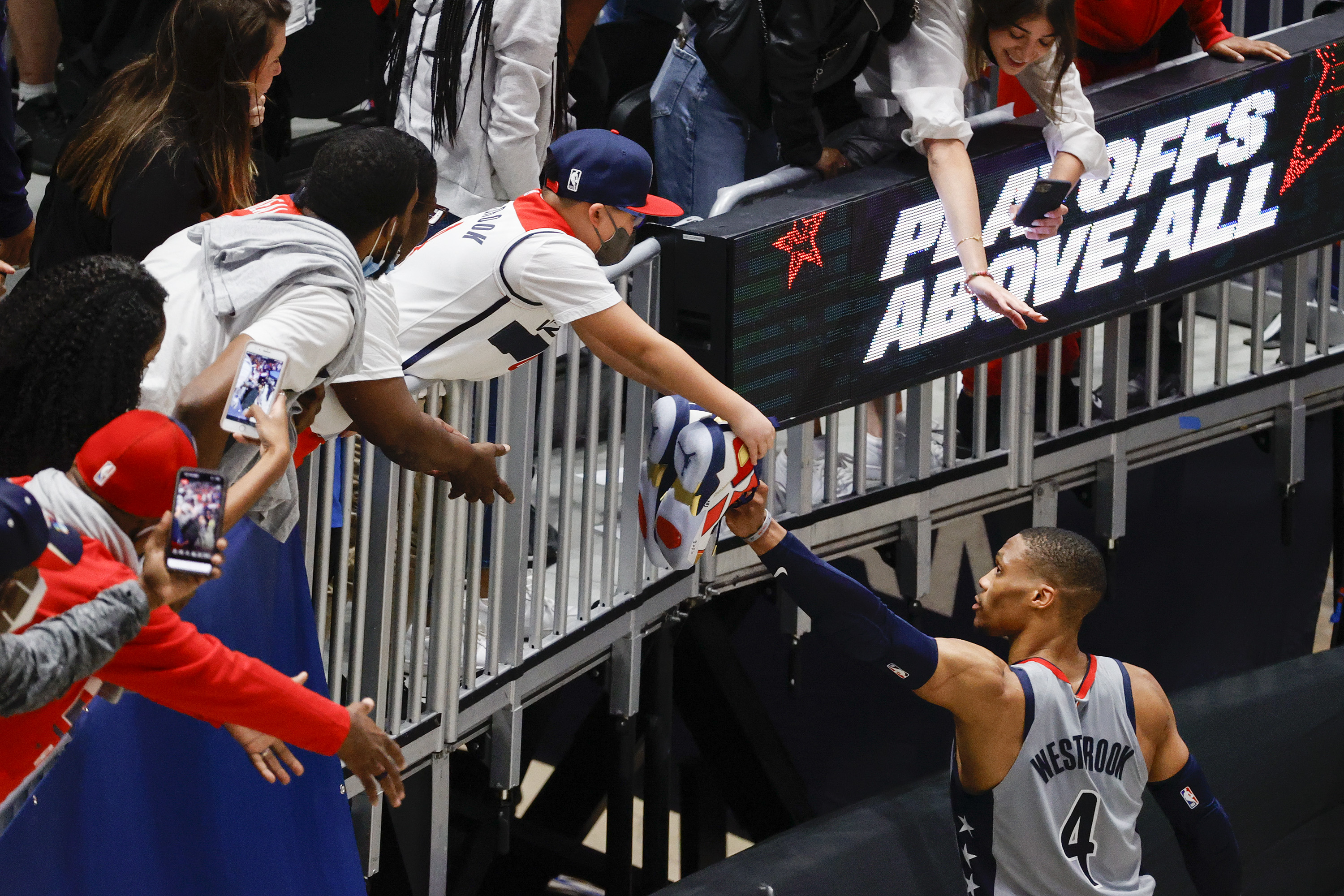 Russell Westbrook acknowledges Wizards fans