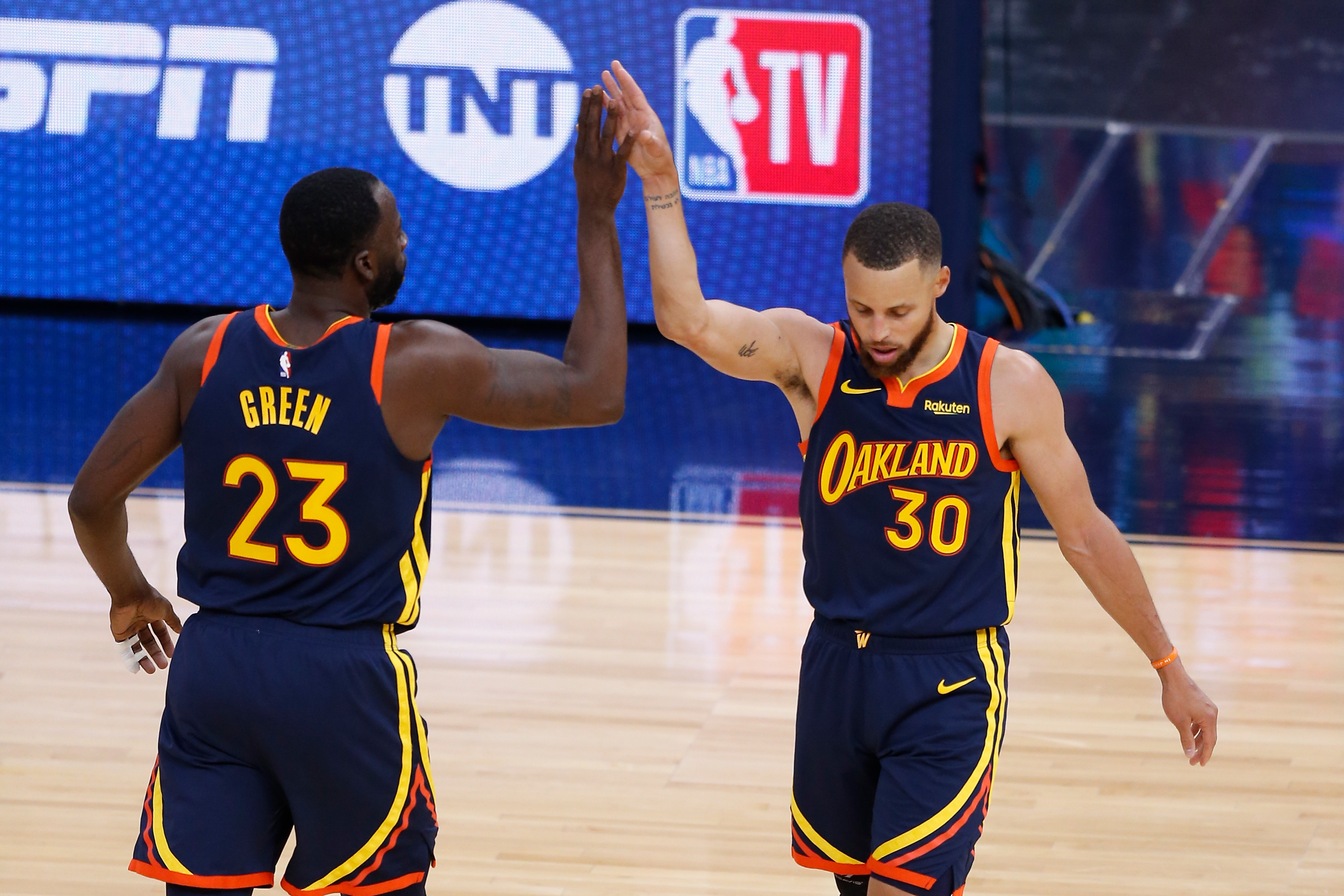 Steph Curry and Draymond Green celebrate during Golden State Warriors game