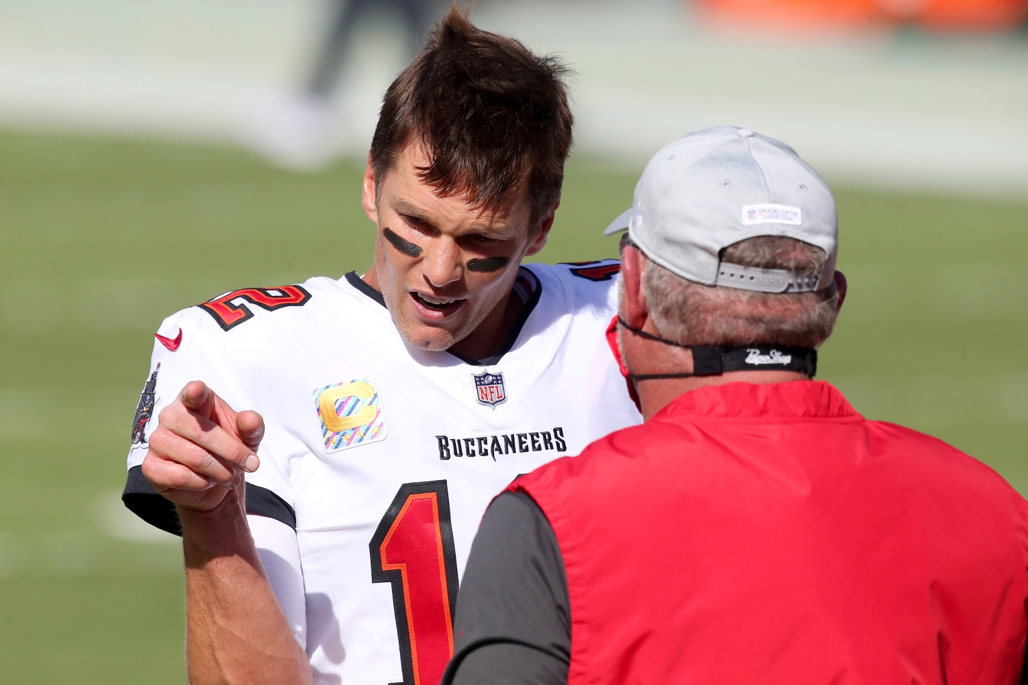 Tom Brady speaks with Buccaneers head coach Bruce Arians before kickoff.