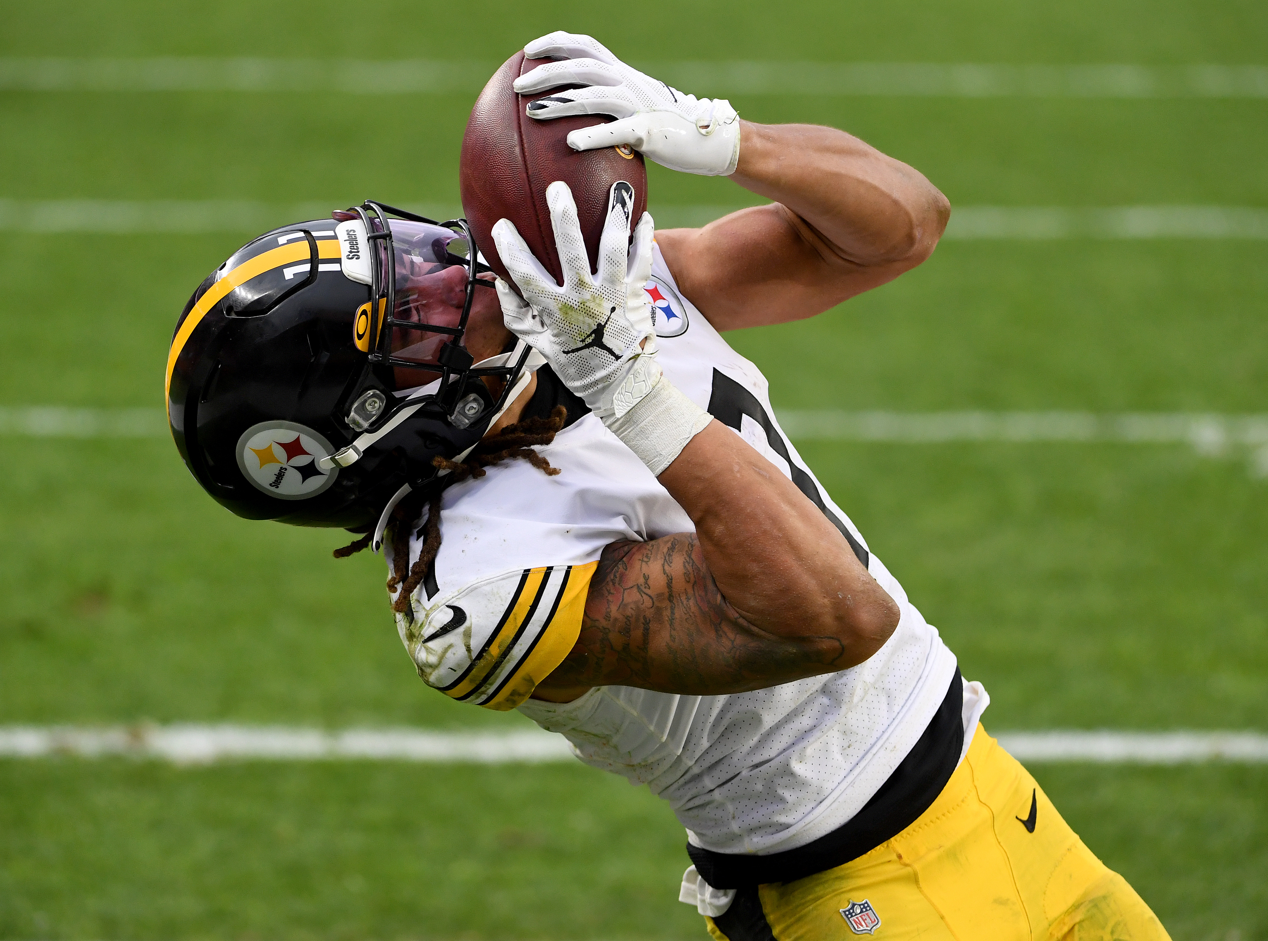 Chase Claypool catches pass in NFL game
