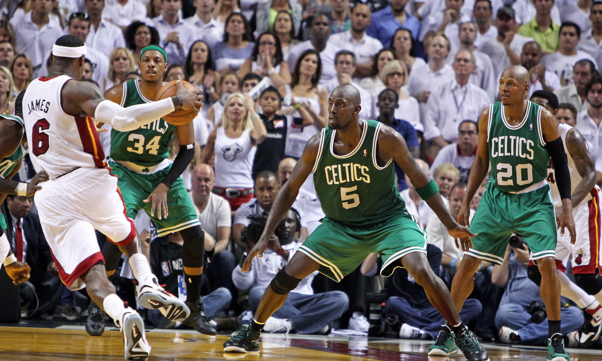 Oscar Robertson claims that the NBA views super teams differently