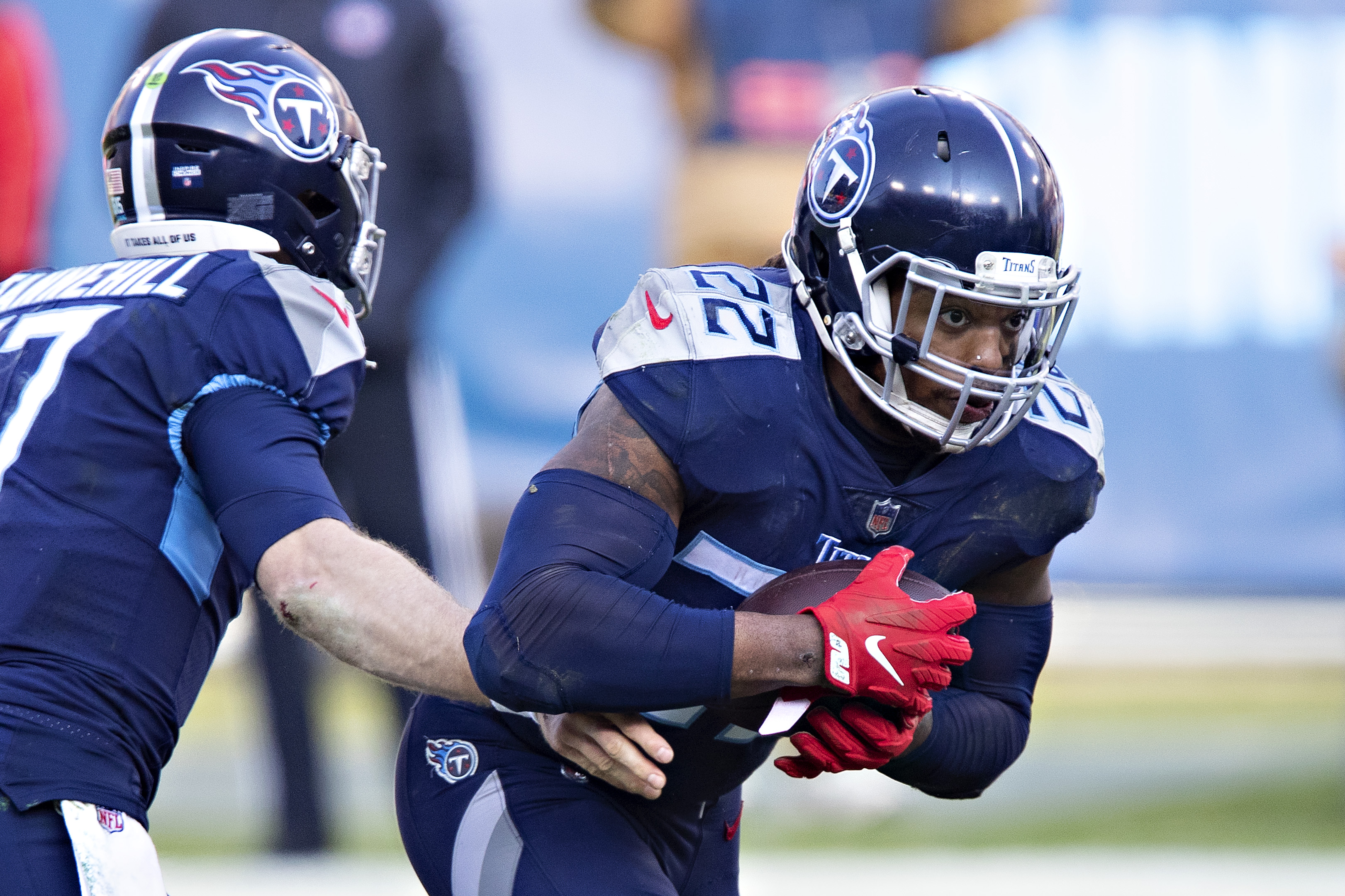 Titans running back Derrick Henry takes a handoff from Ryan Tannehill