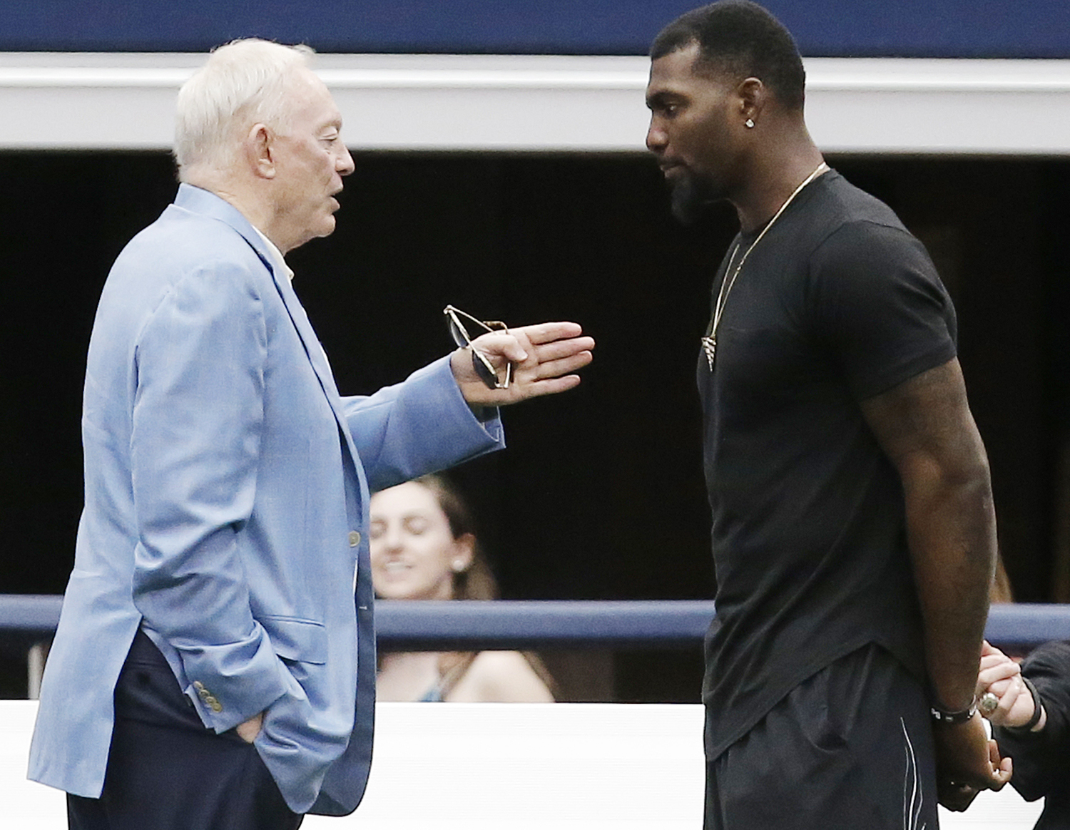 Cowboys owner Jerry Jones talking to Dez Bryant