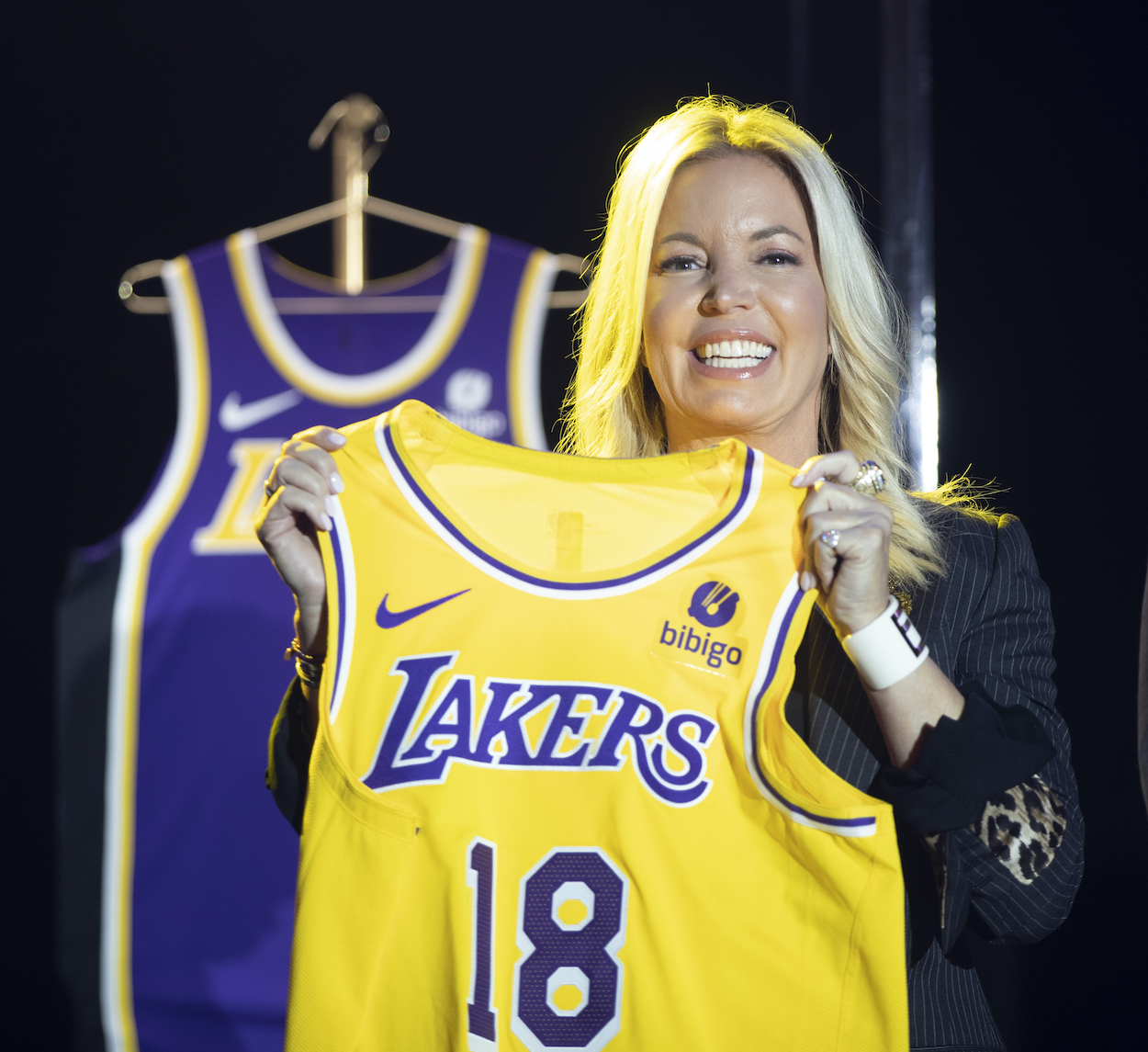 Lakers' new jersey patch deal with Bibigo worth double the NBA average -  Silver Screen and Roll