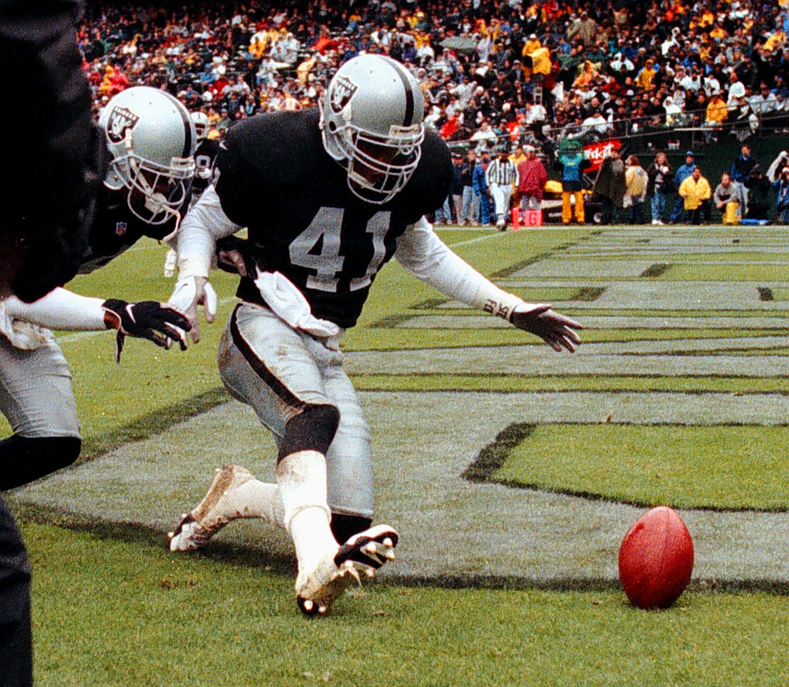 Oakland Raiders safety Louis Riddick in 1998.