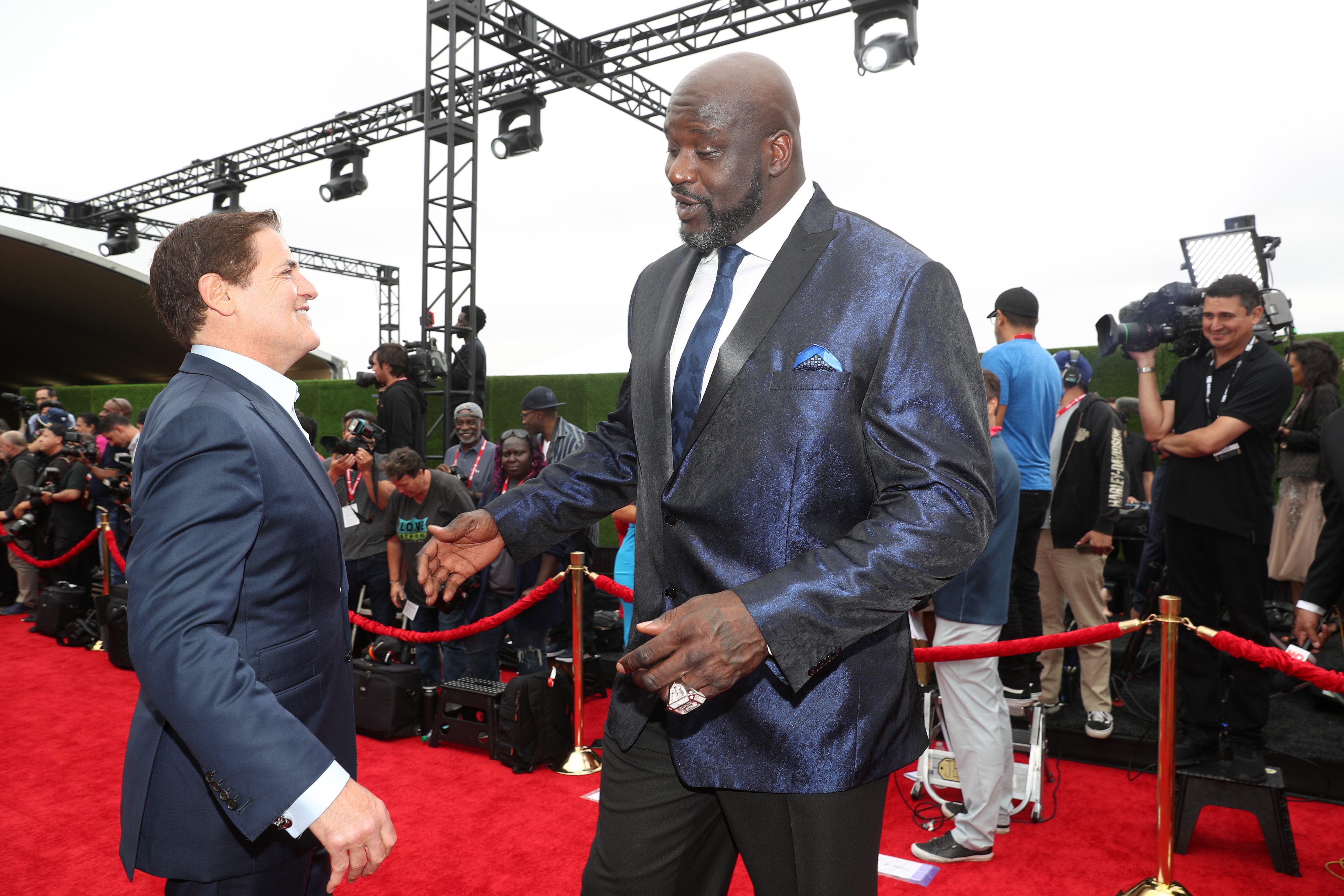 Mavericks governor Mark Cuban and former Lakers star Shaquille O'Neal talk during the 2019 NBA Awards