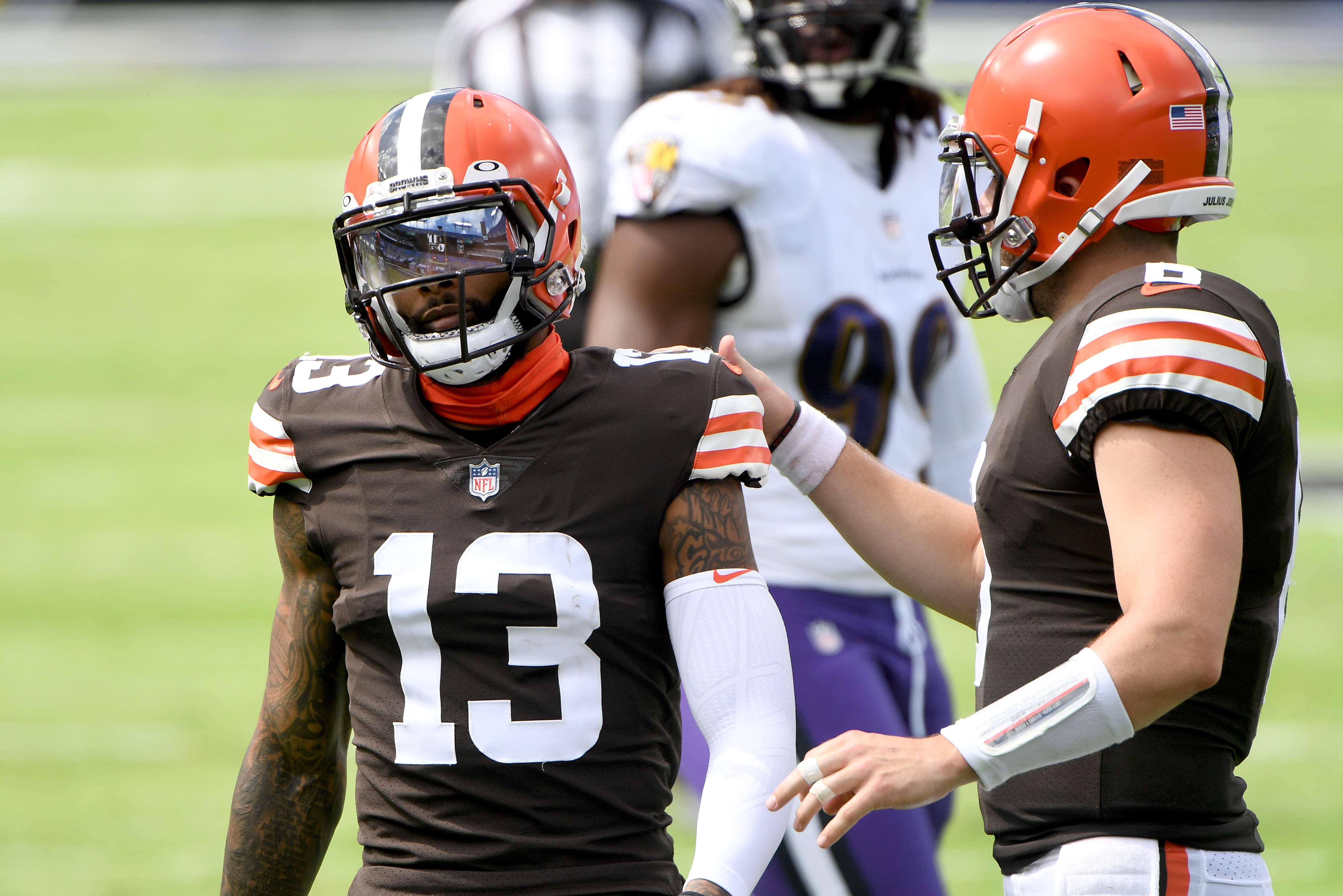 Browns quarterback Baker Mayfield talks to Odell Beckham Jr. during a game