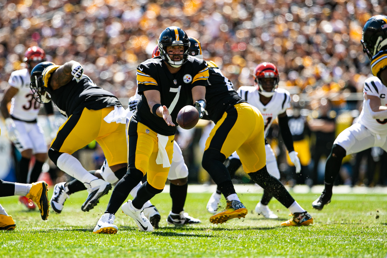 Steelers quarterback Ben Roethlisberger (7) pitches the ball during a game.