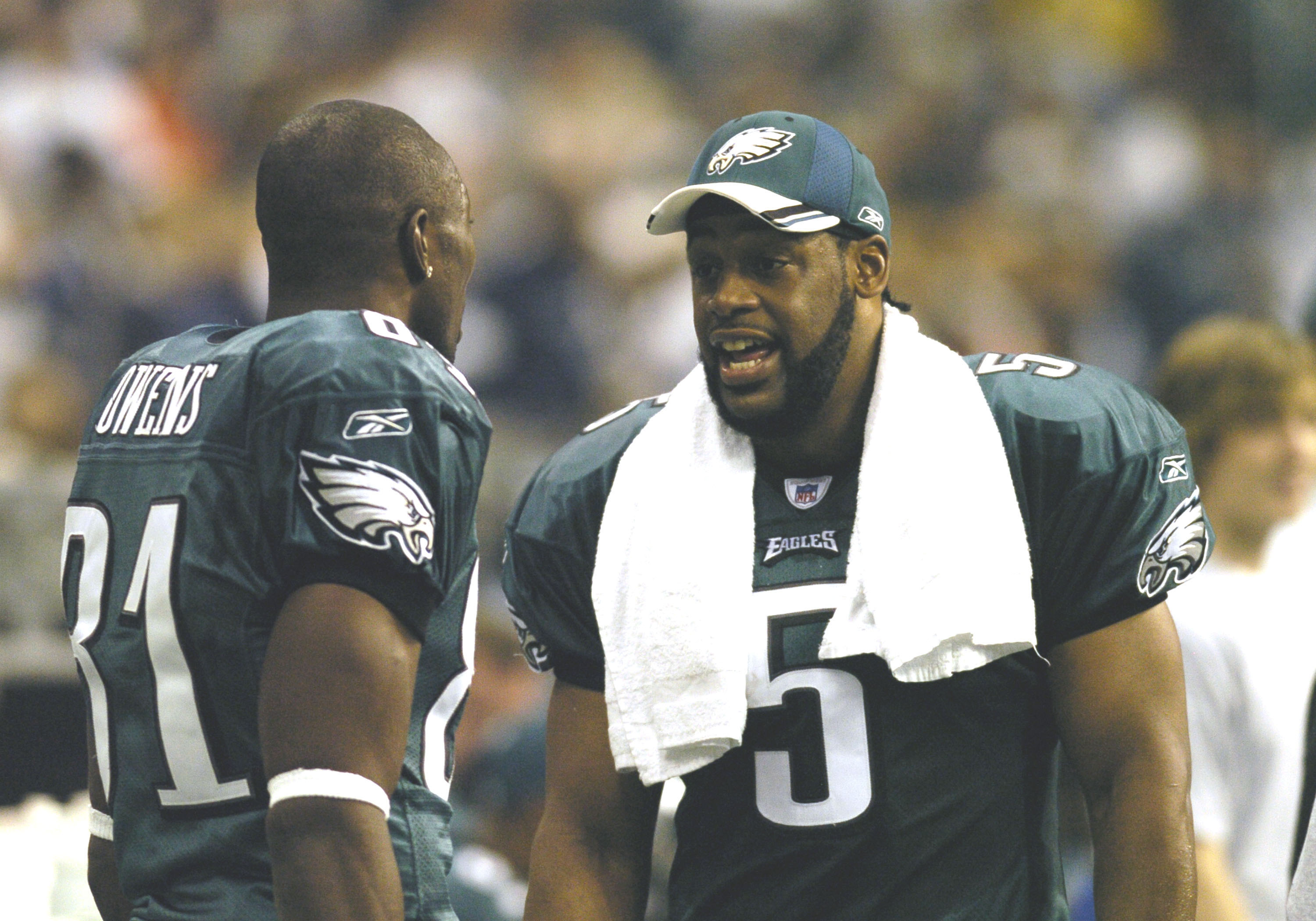 Terrell Owens and Donovan McNabb talk on the sideline of an Eagles game