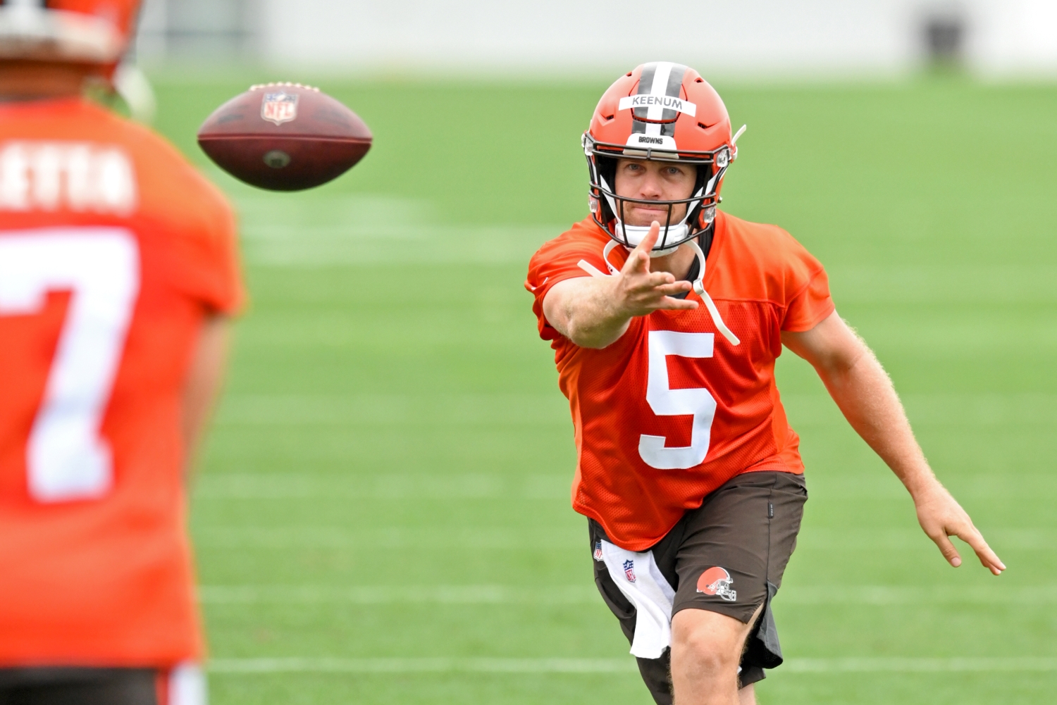 Cleveland Browns quarterback Case Keenum tosses a ball to teammate Kyle Lauletta during training camp practice.