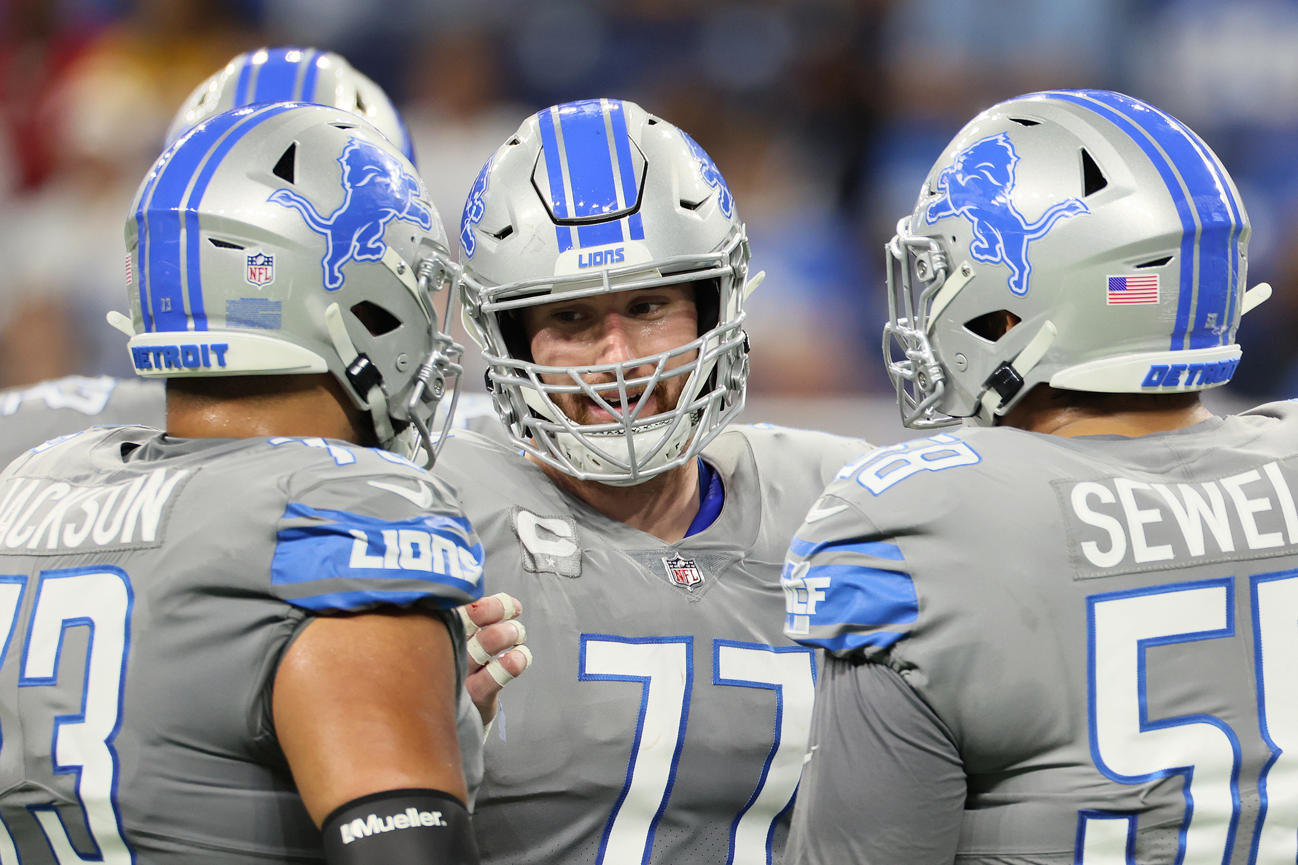 Detroit Lions center Frank Ragnow talking to his fellow offensive linemen