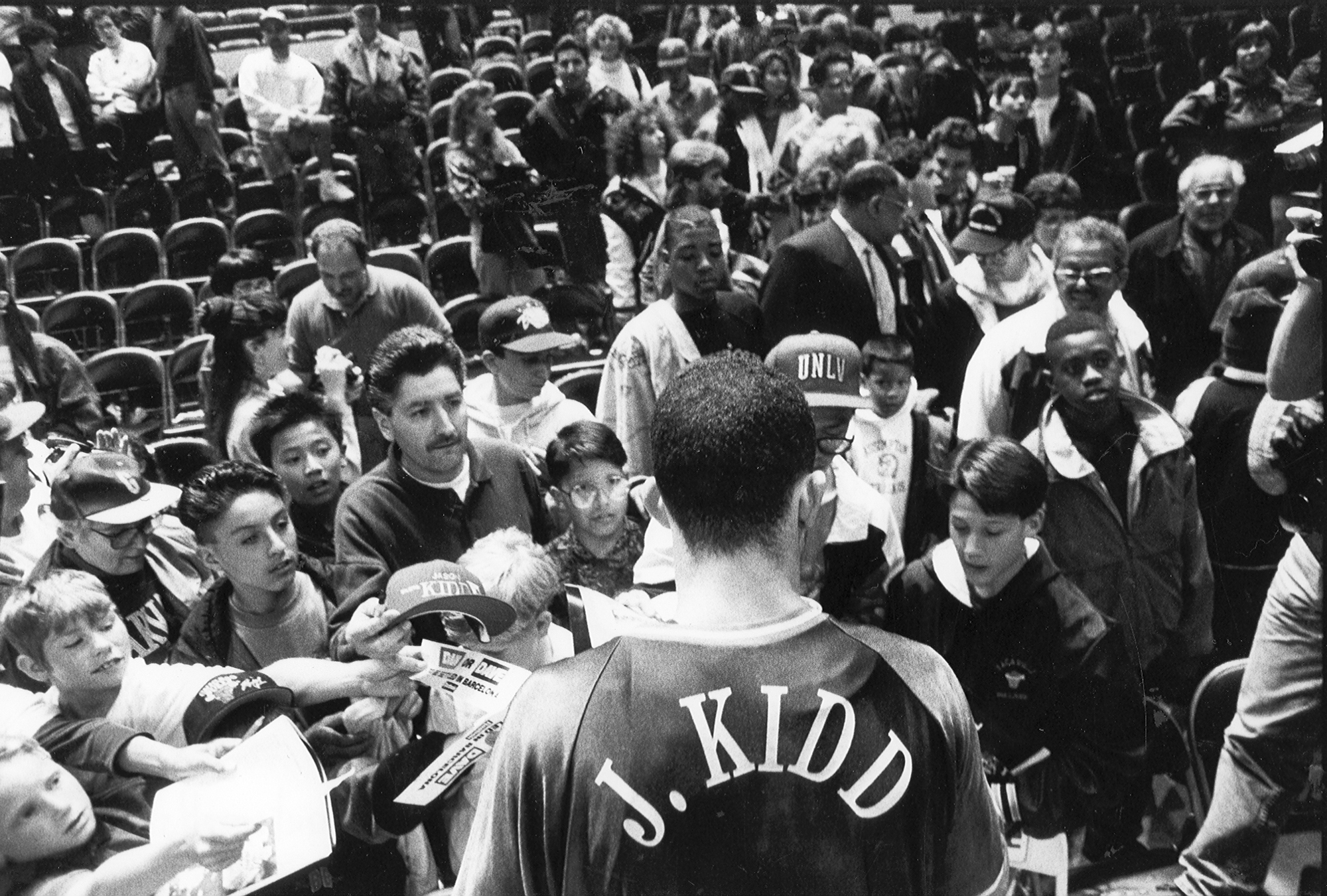 Jason Kidd signs autographs in 1992