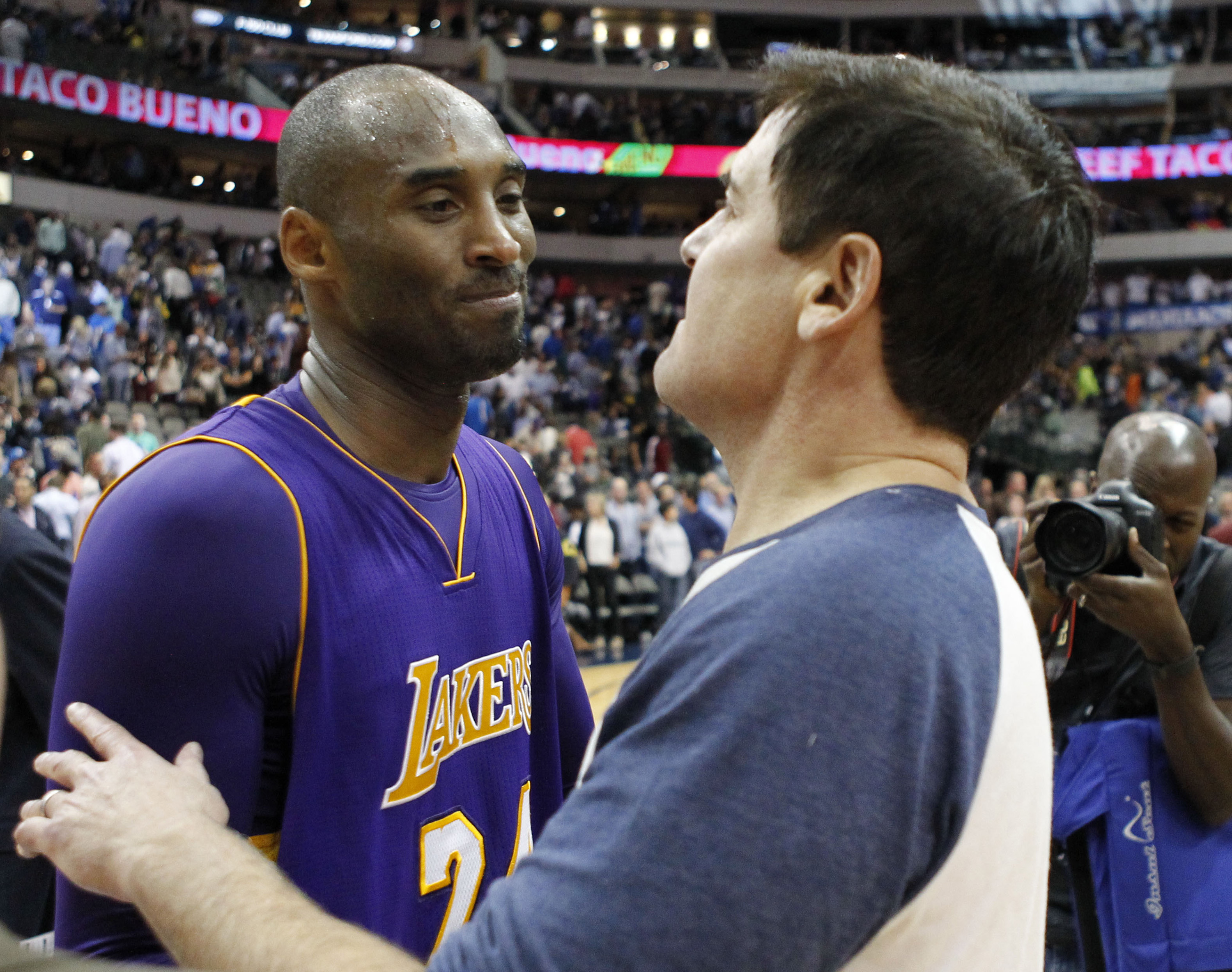 Lakers legend Kobe Bryant embraces Dallas Mavericks governor Mark Cuban after an NBA game in 2015