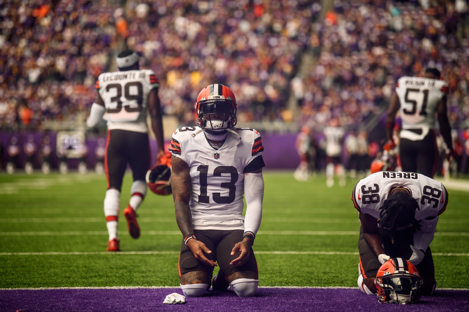 Odell Beckham Jr. warms up before a game with his Cleveland Browns teammates.