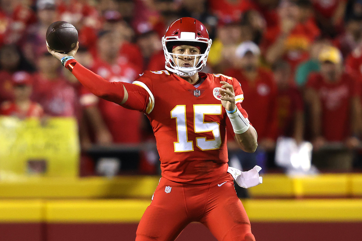 Patrick Mahomes loves throwing no-look passes.