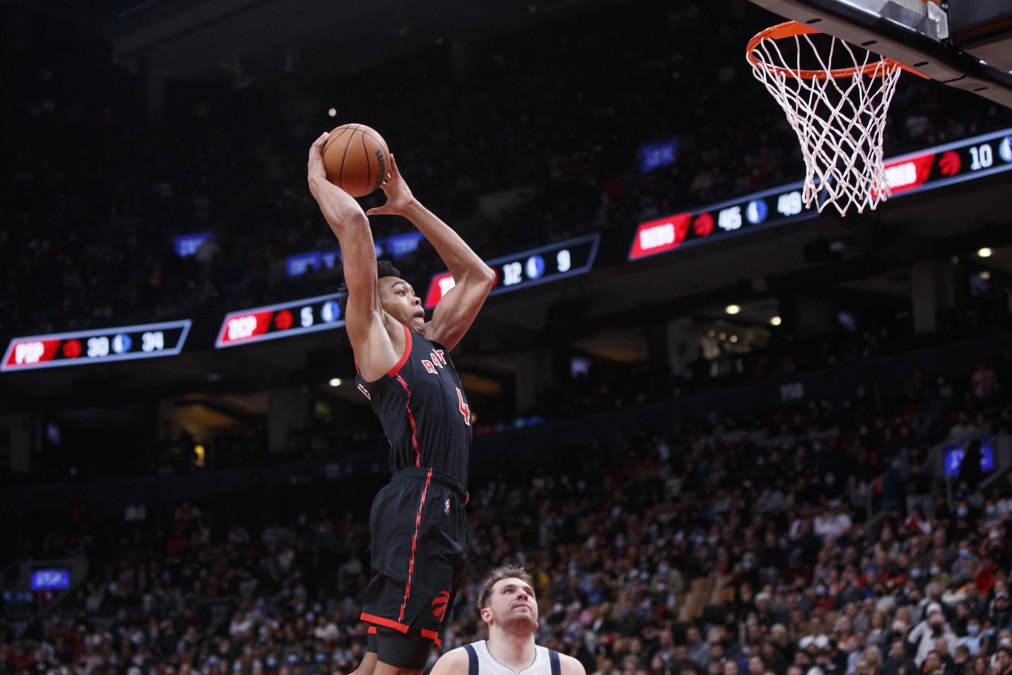 Raptors rookie Scottie Barnes goes to the basket during a game against the Mavericks