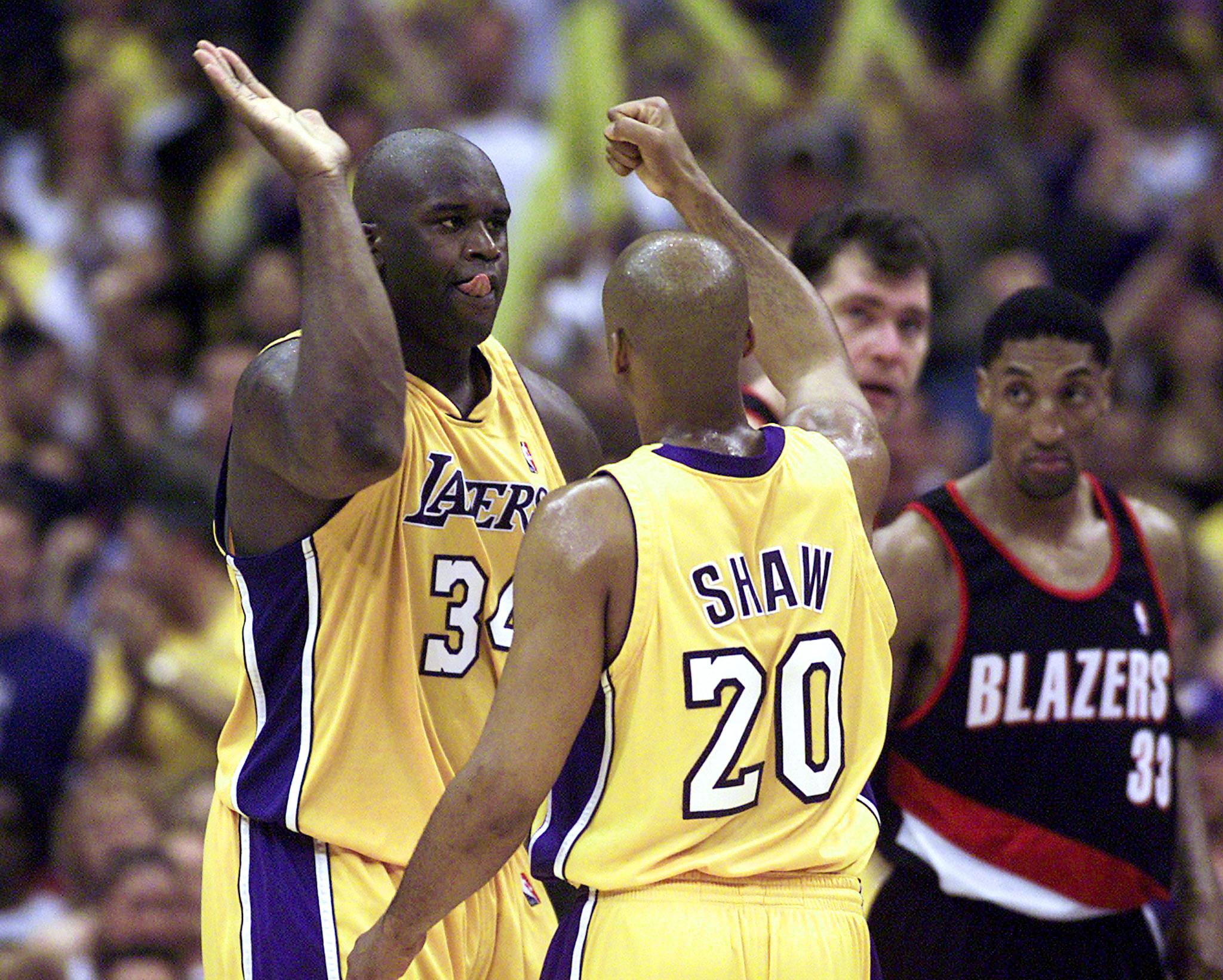 Former Lakers teammates Shaquille O'Neal and Brian Shaw high-five during the 2001 NBA Playoffs