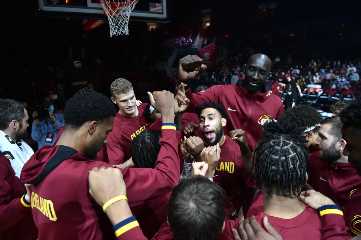 Lauri Markkanen and his Cleveland Cavaliers teammates huddle before a game.