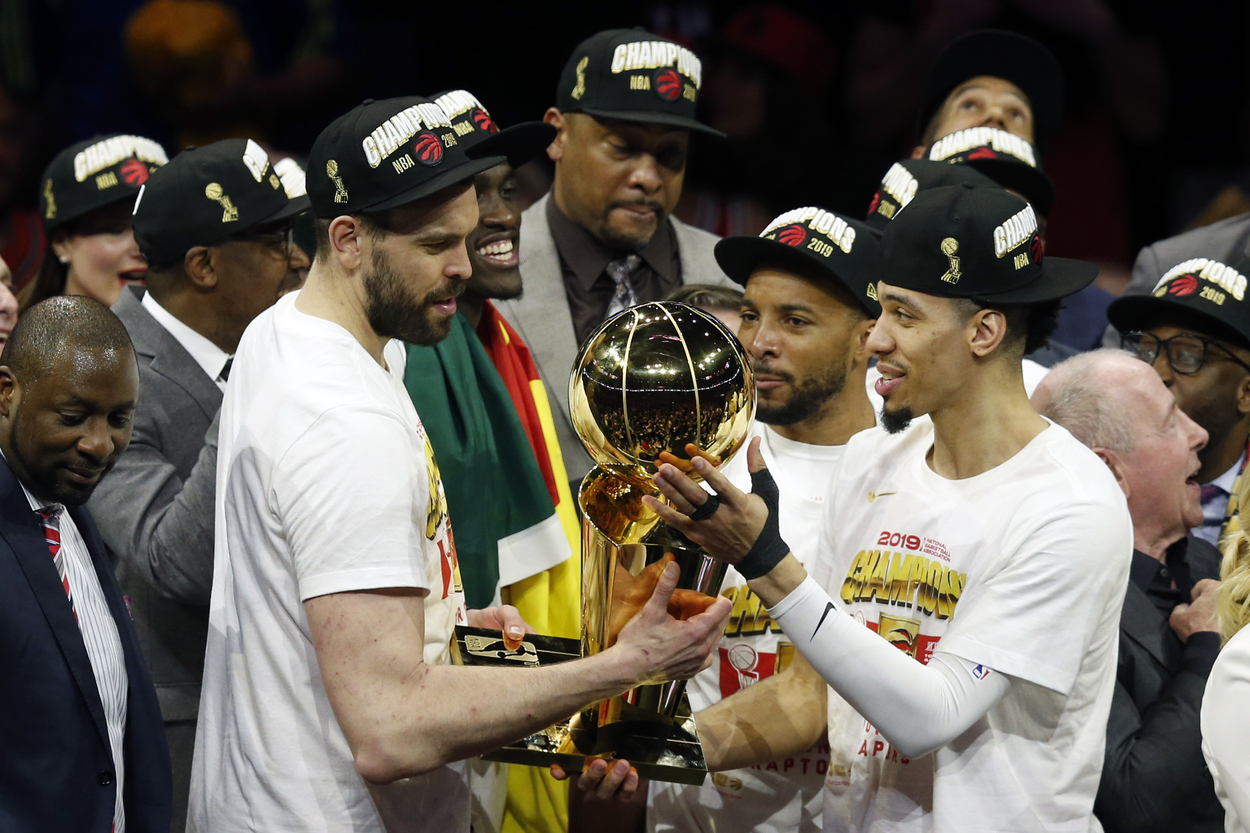 Danny Green and other members of the Toronto Raptors holding the Larry O'Brien Trophy.