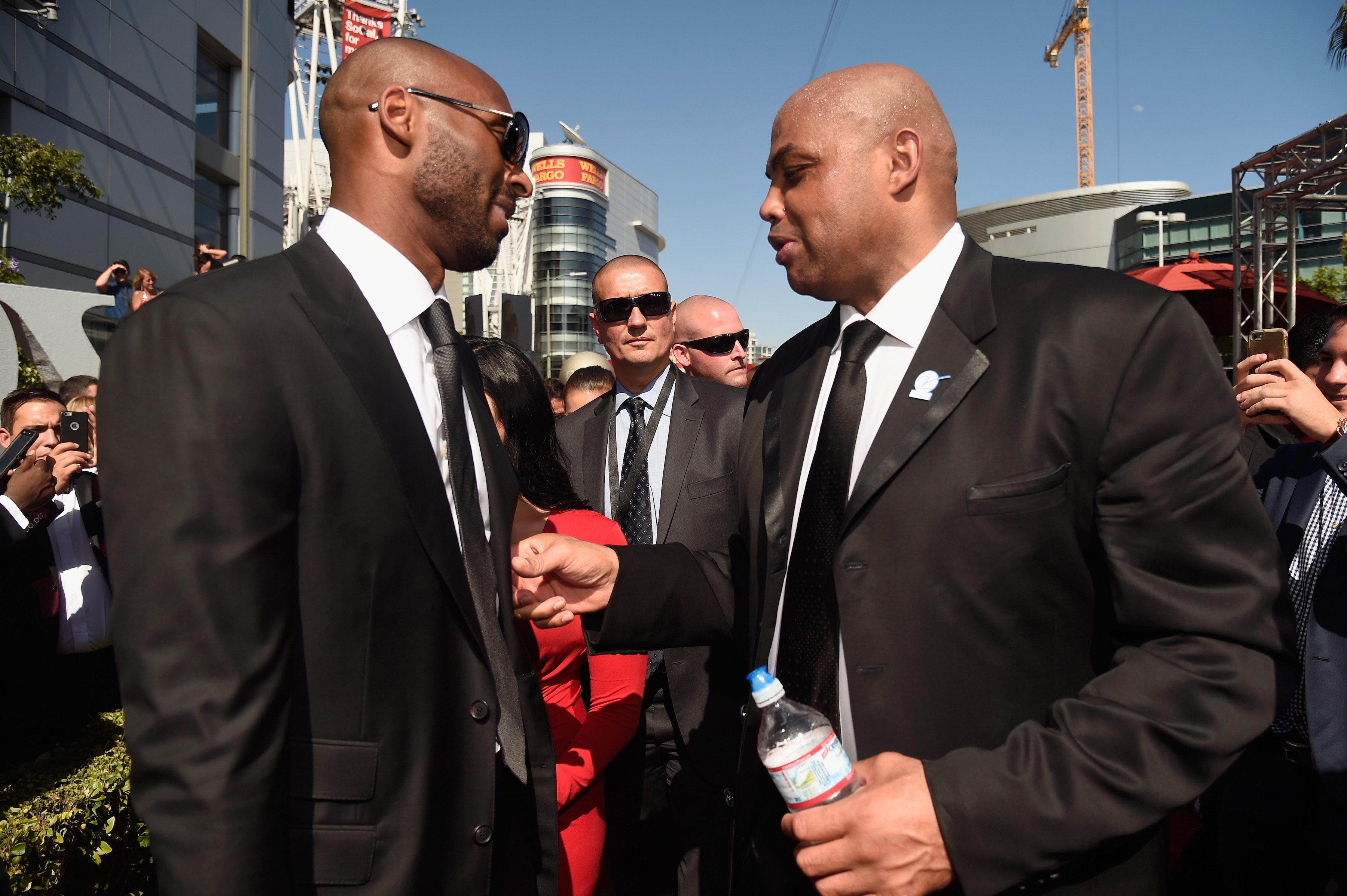 Former Los Angeles Lakers star Kobe Bryant talks to NBA Hall of Famer Charles Barkley at the 2016 ESPY Awards