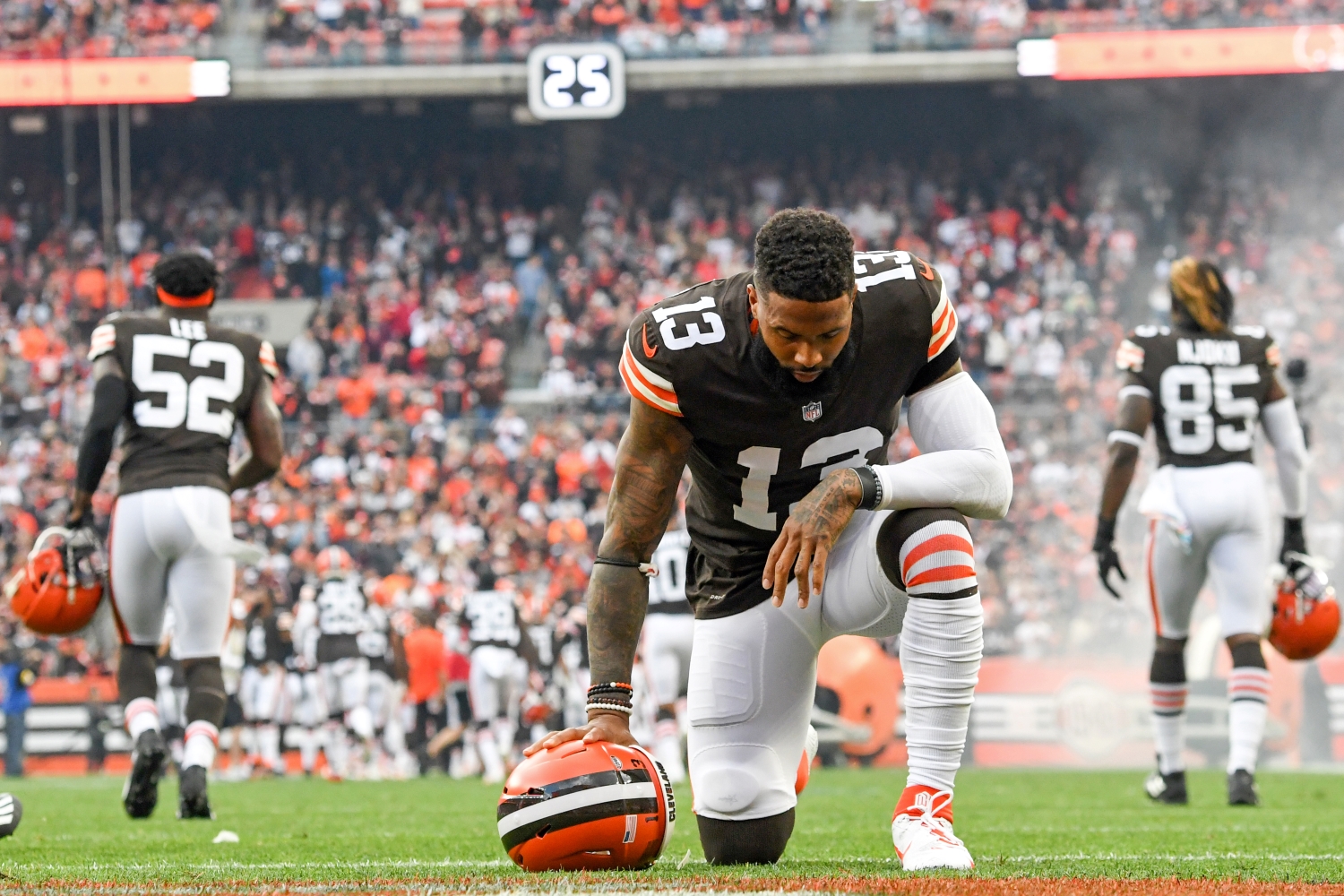 Cleveland Browns WR Odell Beckham Jr. kneels before a game.