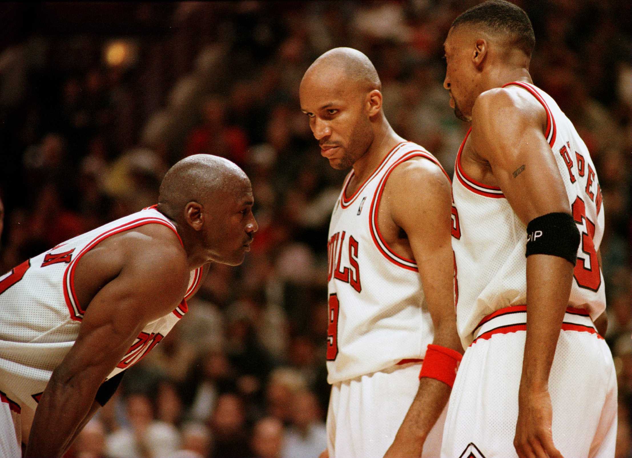 L-R: Michael Jordan, Ron Harper, and Scottie Pippen of the Chicago Bulls huddle during the 1996 NBA Finals